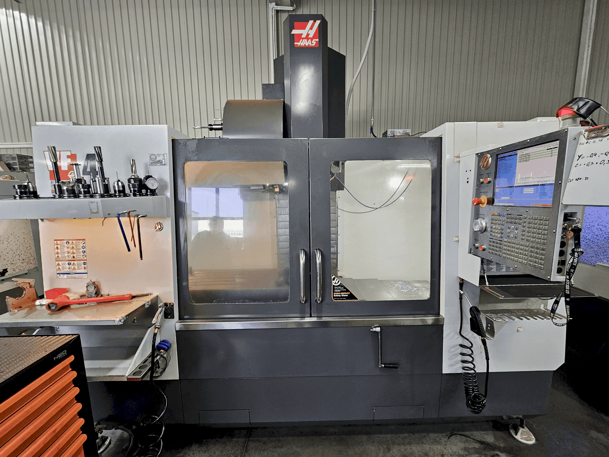 Vue de face de la machine HAAS VF-4