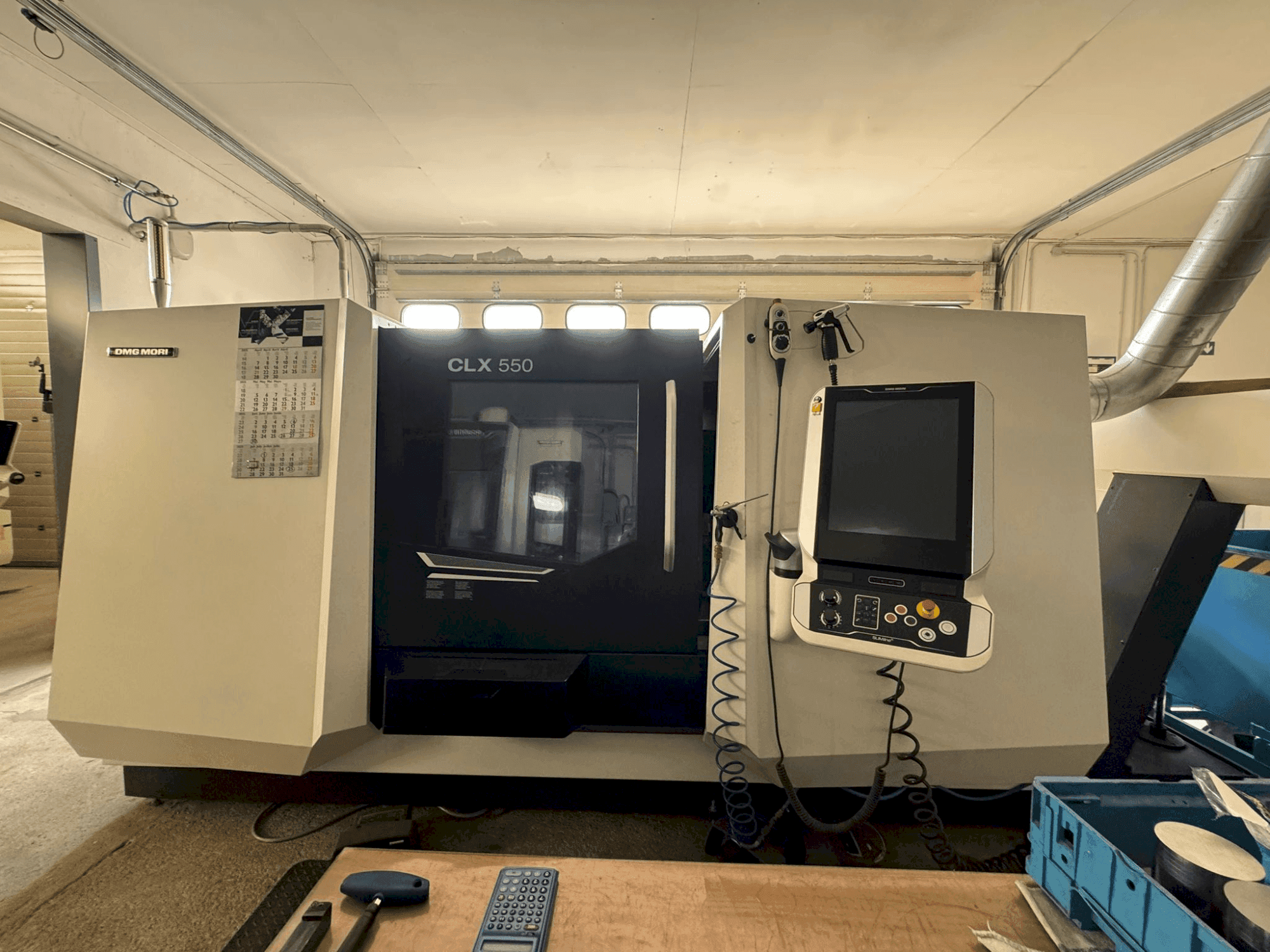 Vue de face de la machine DMG MORI CLX 550 V6