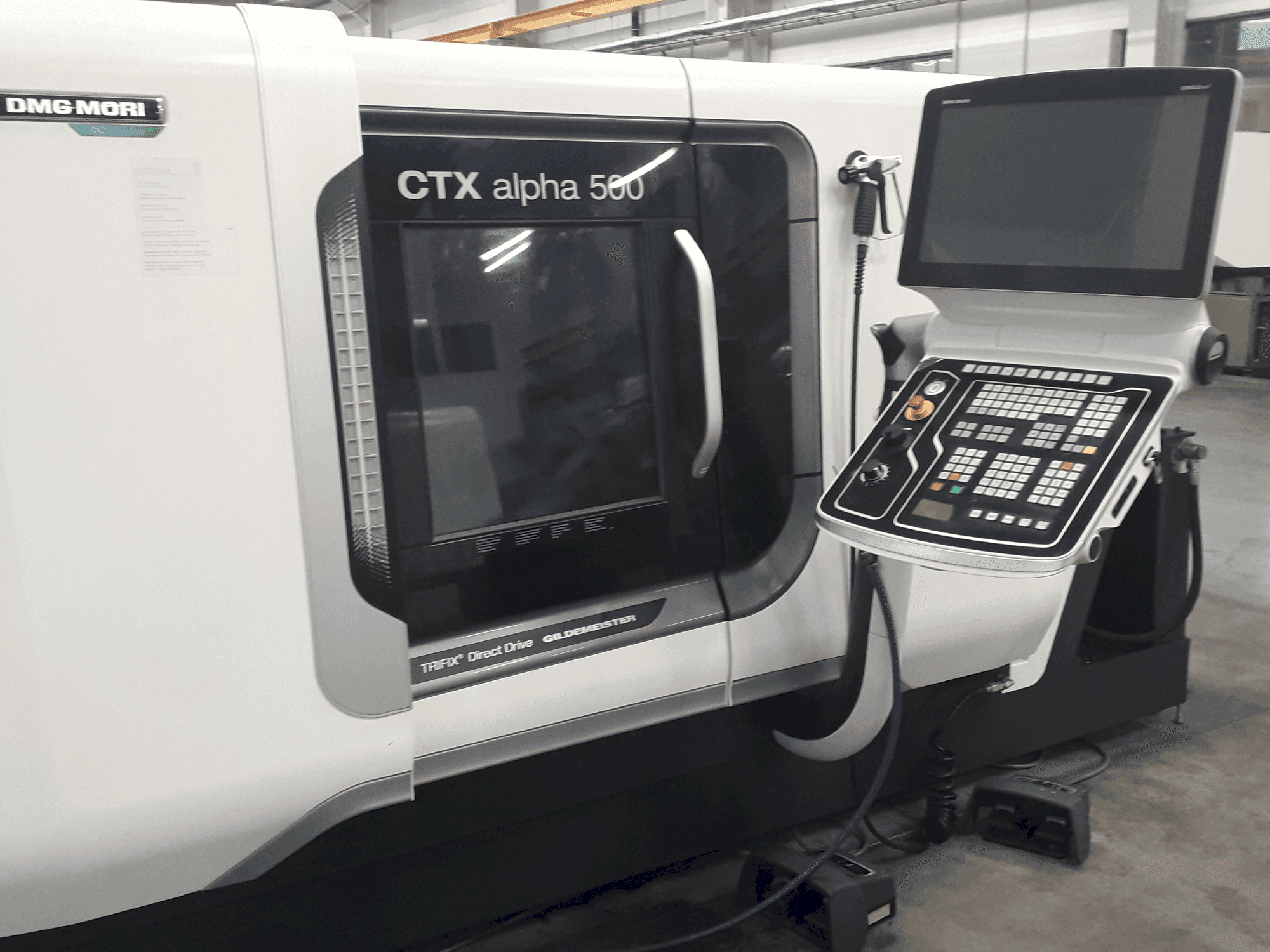 Vue de face de la machine DMG MORI CTX Alpha 500 V6