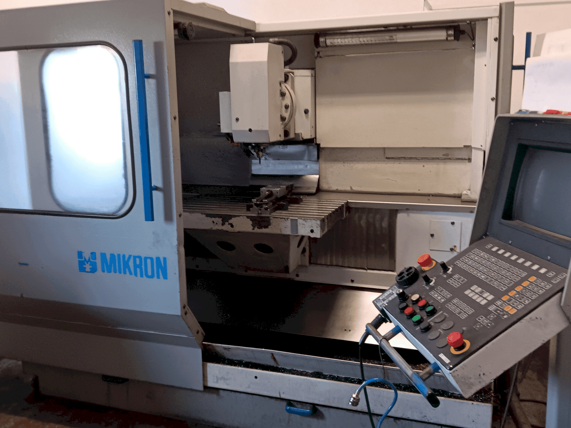 Vue de face de la machine MIKRON UM 600