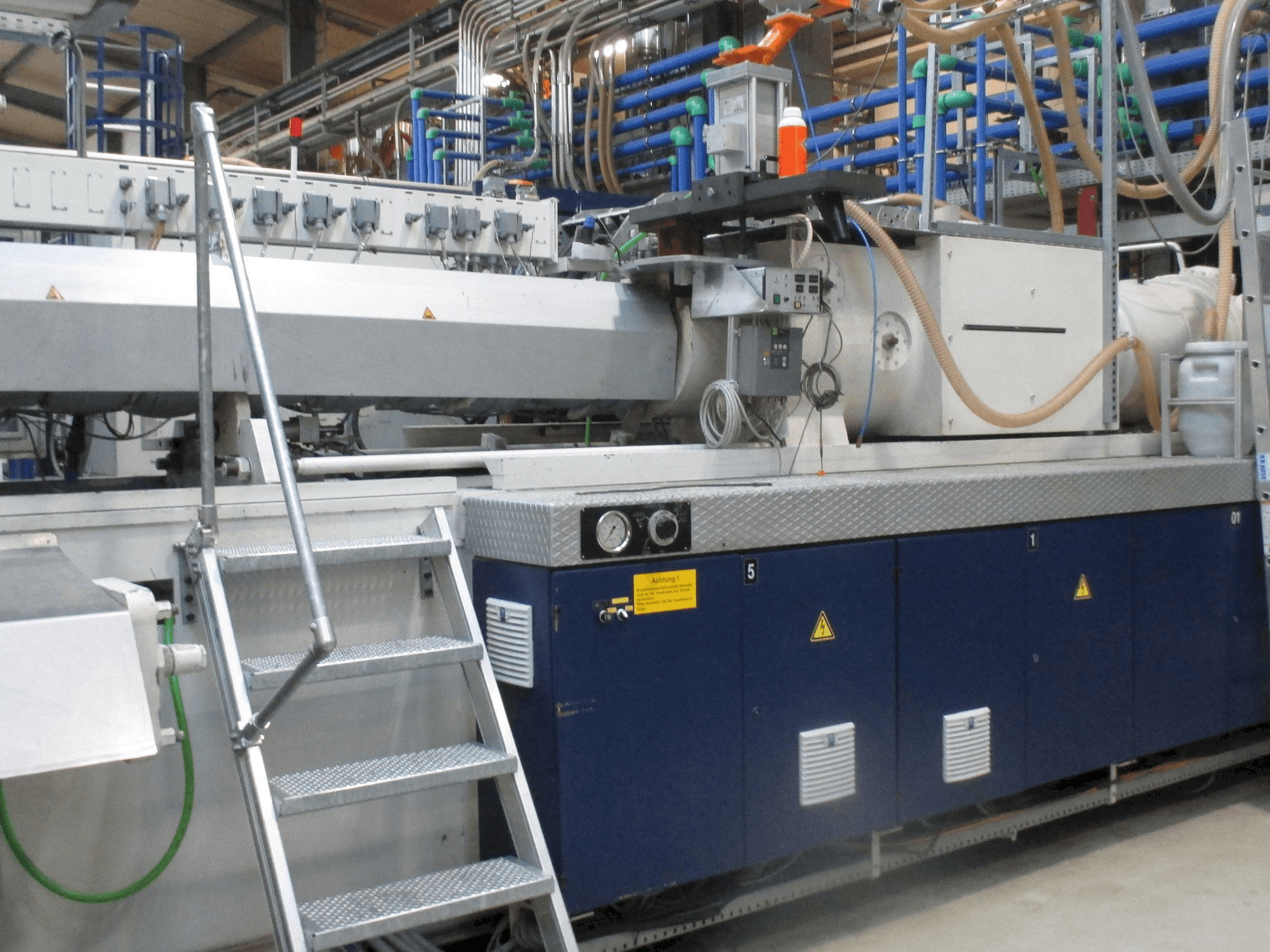 Vue de face de la machine Krauss Maffei 1300/14700 MC