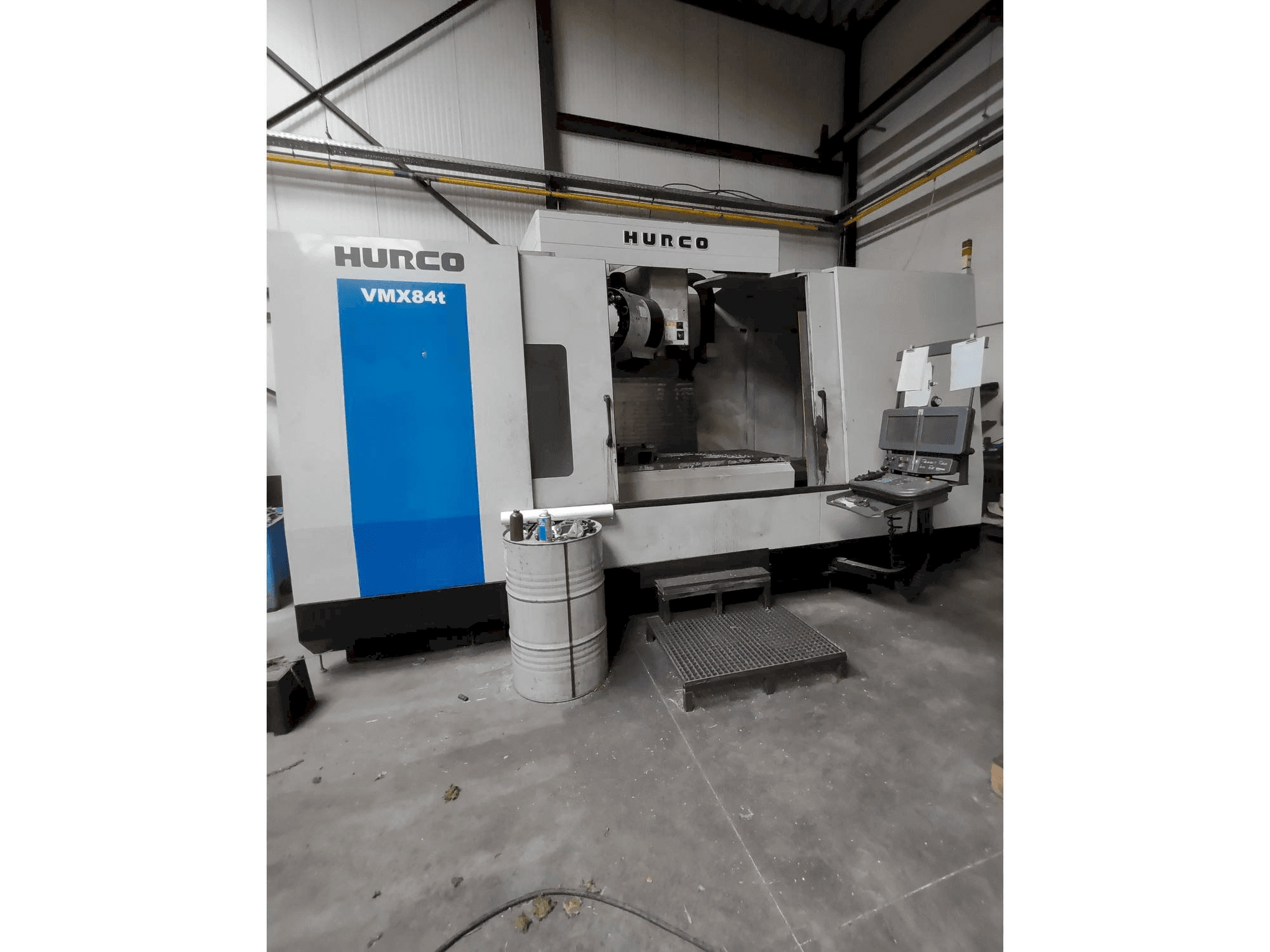 Vue de face de la machine Hurco VMX 84t