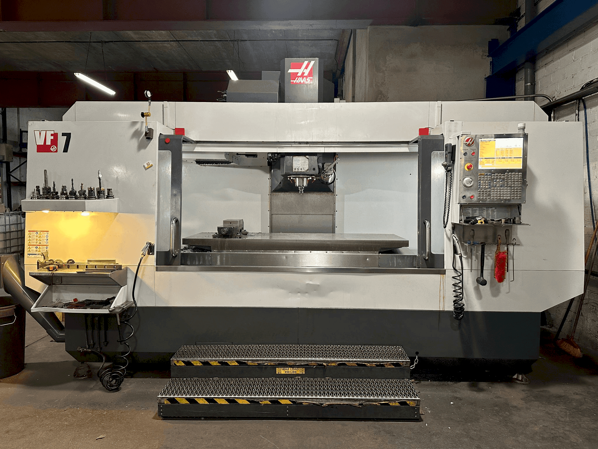 Vue de face de la machine HAAS VF-7/40
