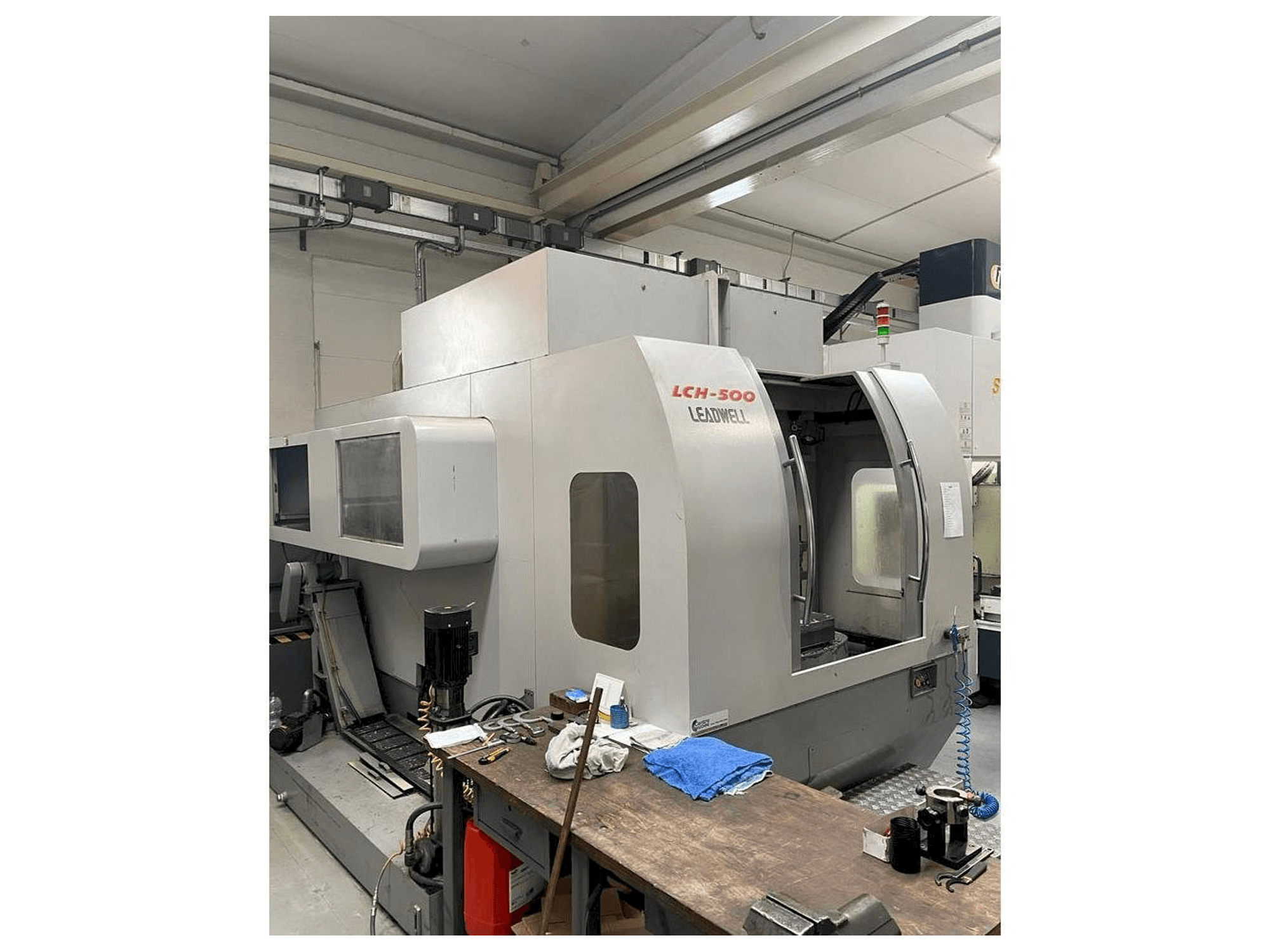 Vue latérale gauche de la machine Leadwell LCH-500