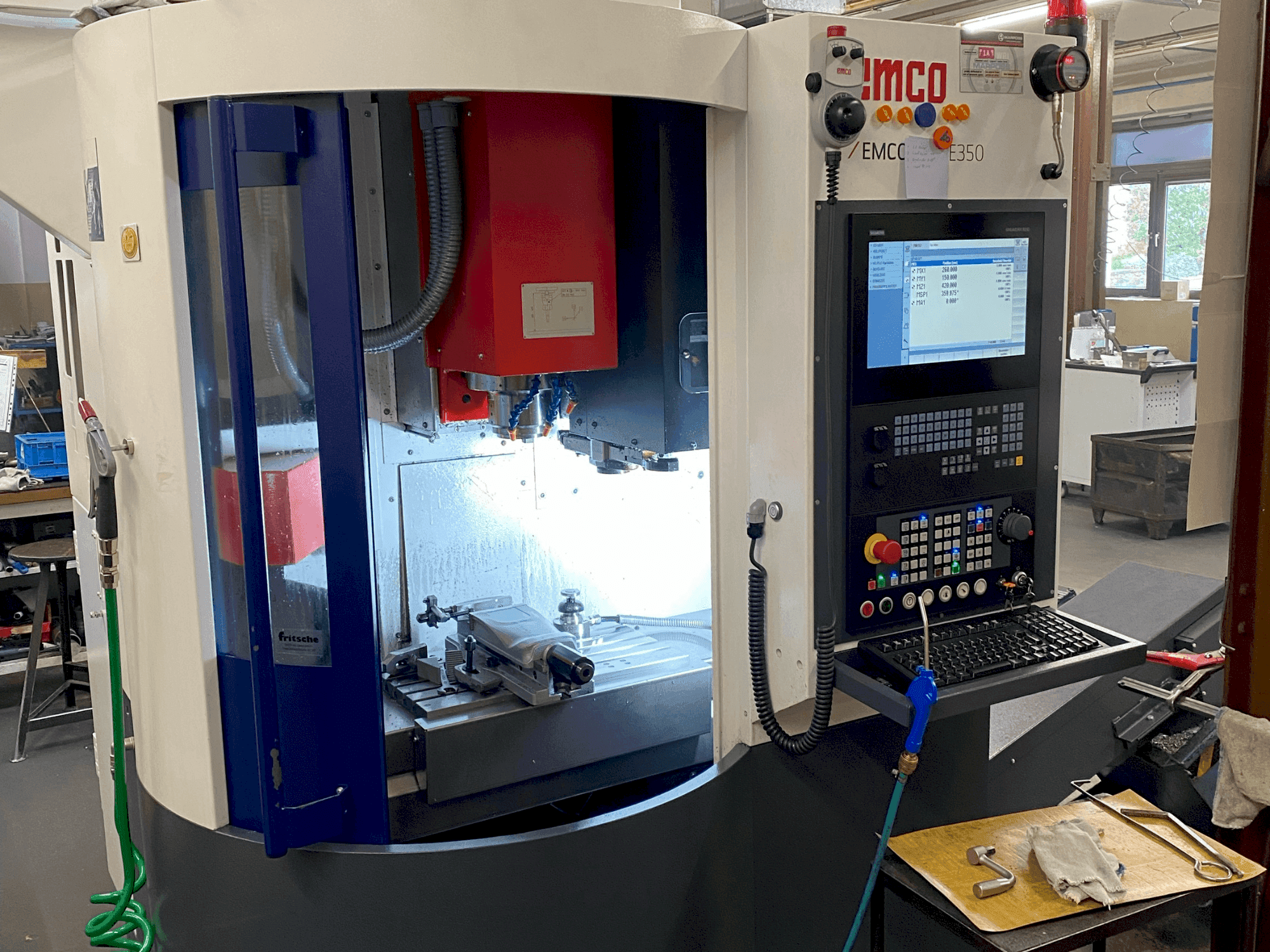 Vue de face de la machine EMCO Emcomill E350