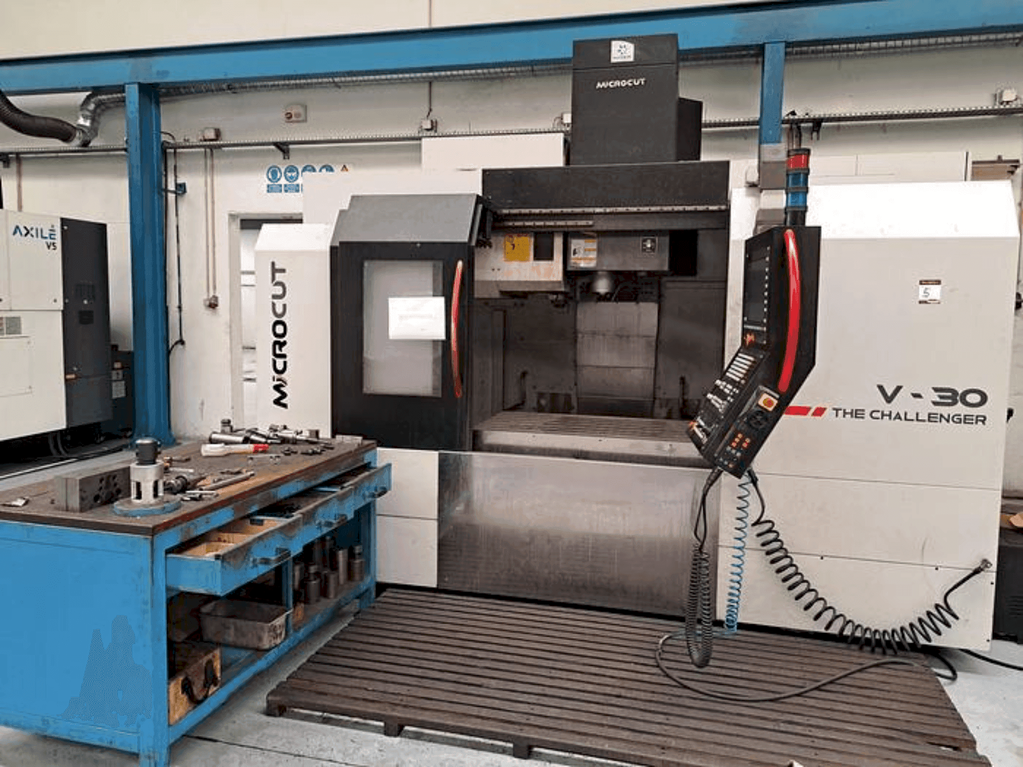 Vue de face de la machine MICROCUT V-30 The Challenger