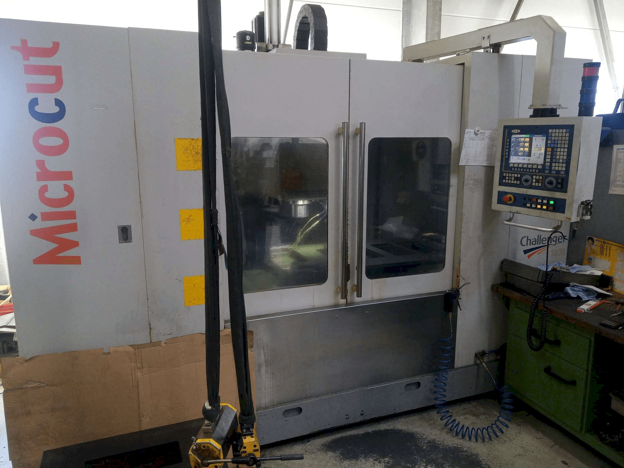 Vue de face de la machine Micromill VMC 1300