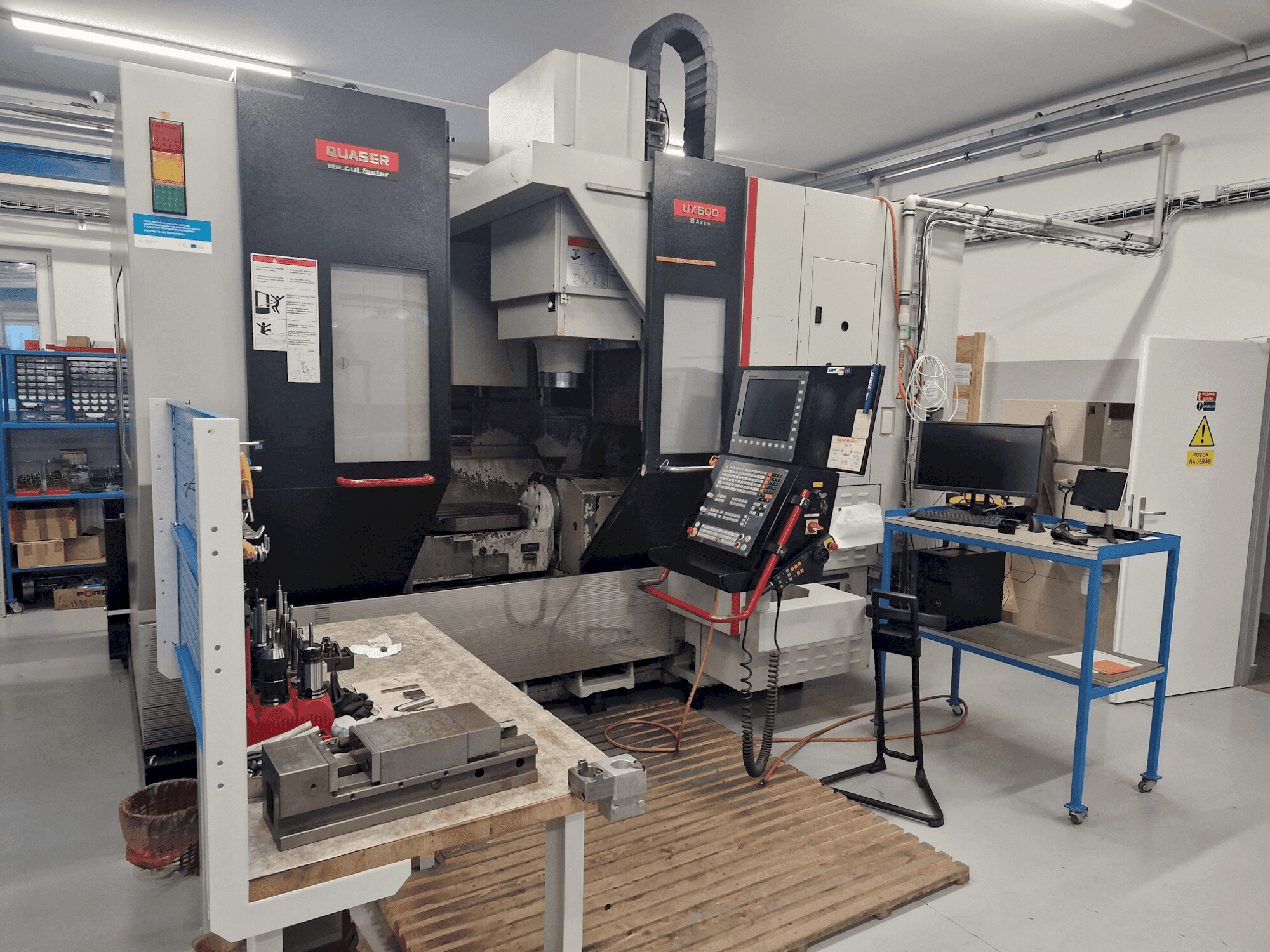 Vue de face de la machine Quaser UX600/15C