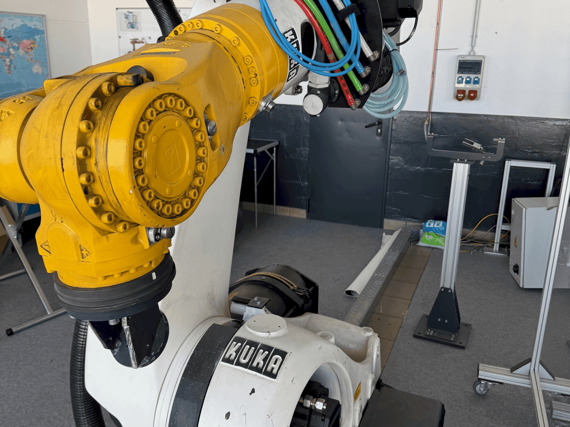 Vue de face de la machine KUKA KR210 2000-2