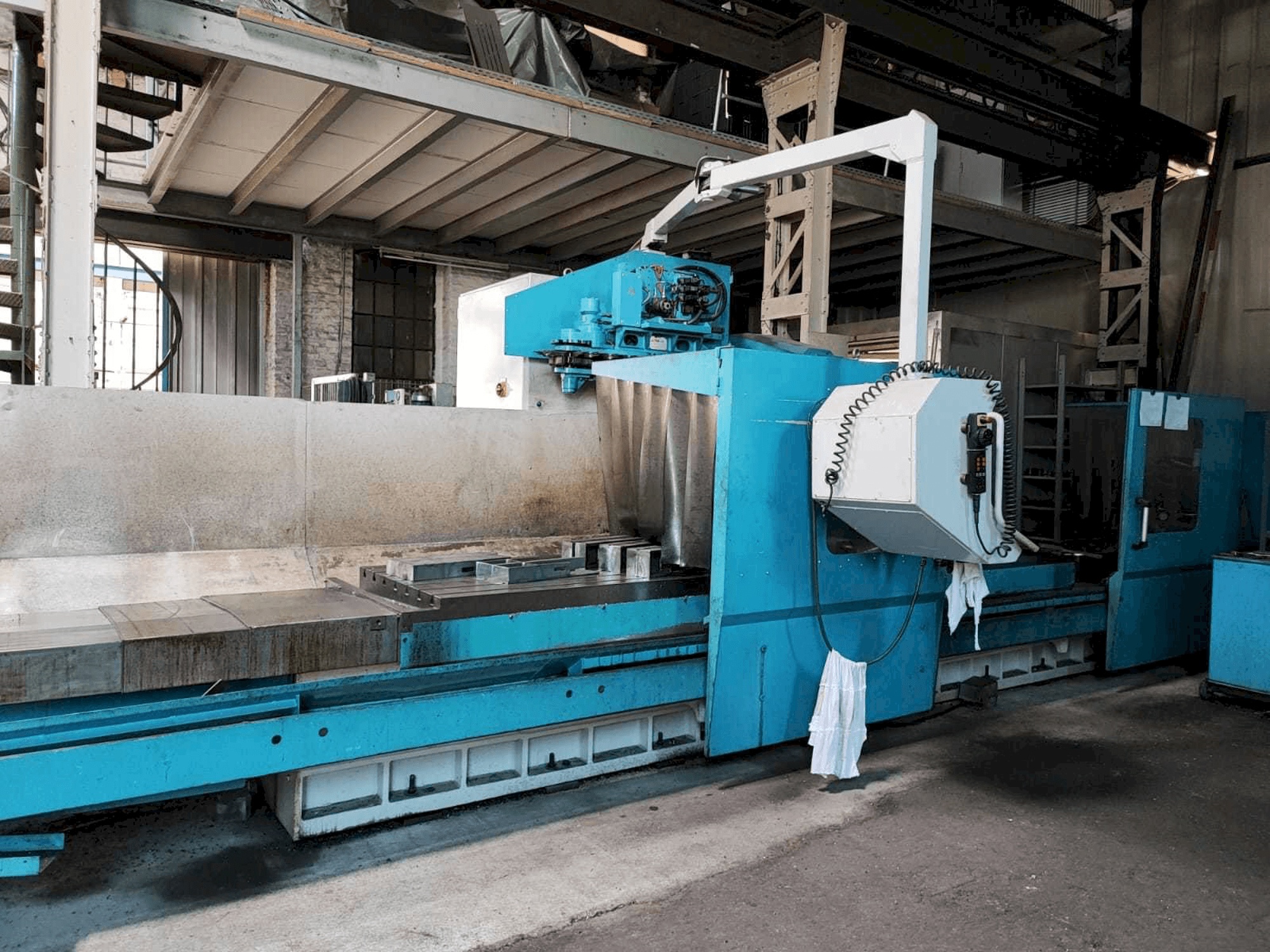 Vue de face de la machine MTE BF 4200