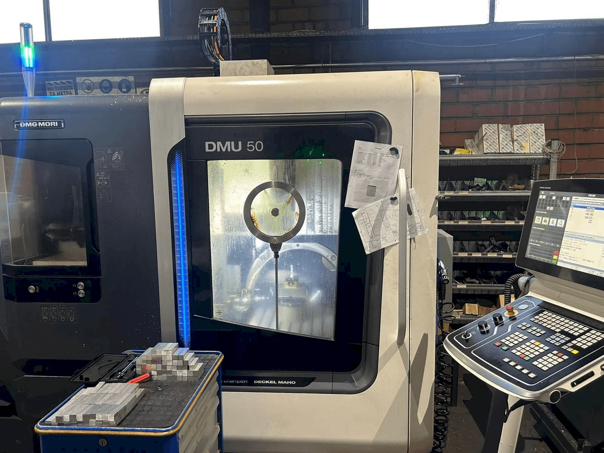 Vue de face de la machine DMG MORI DMU 50