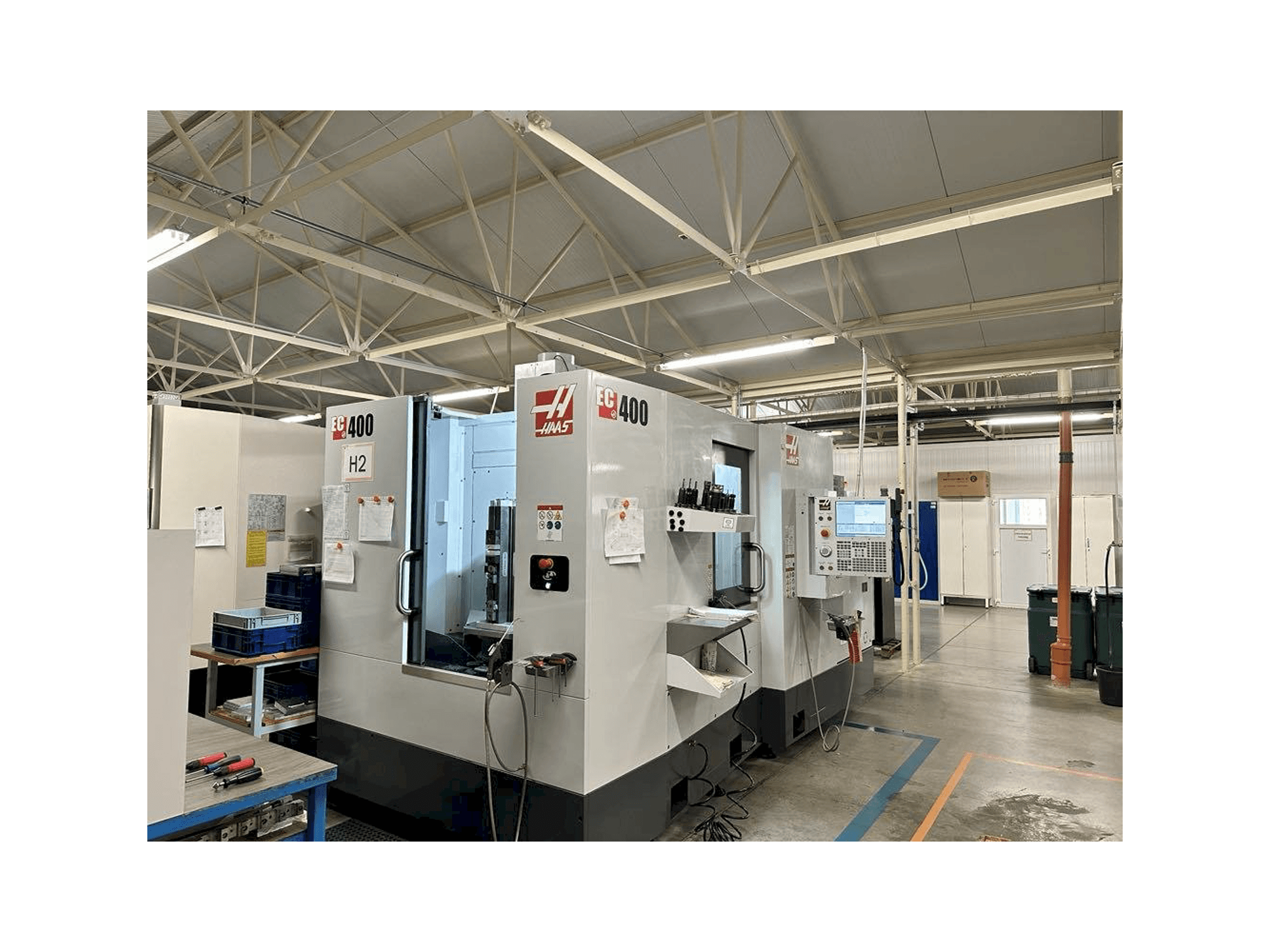 Vue de face de la machine HAAS EC-400