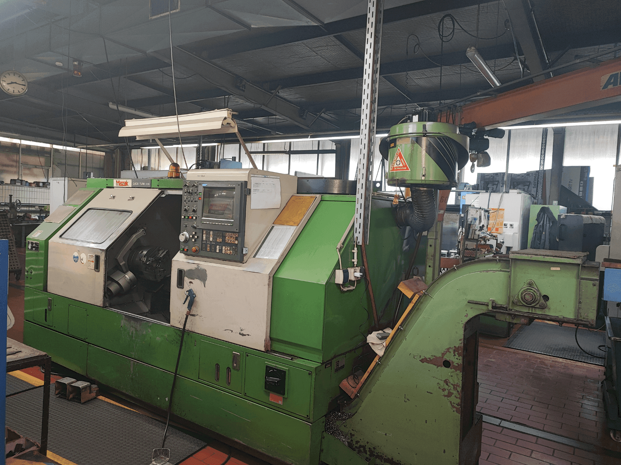 Vue de face de la machine Mazak QT 35N
