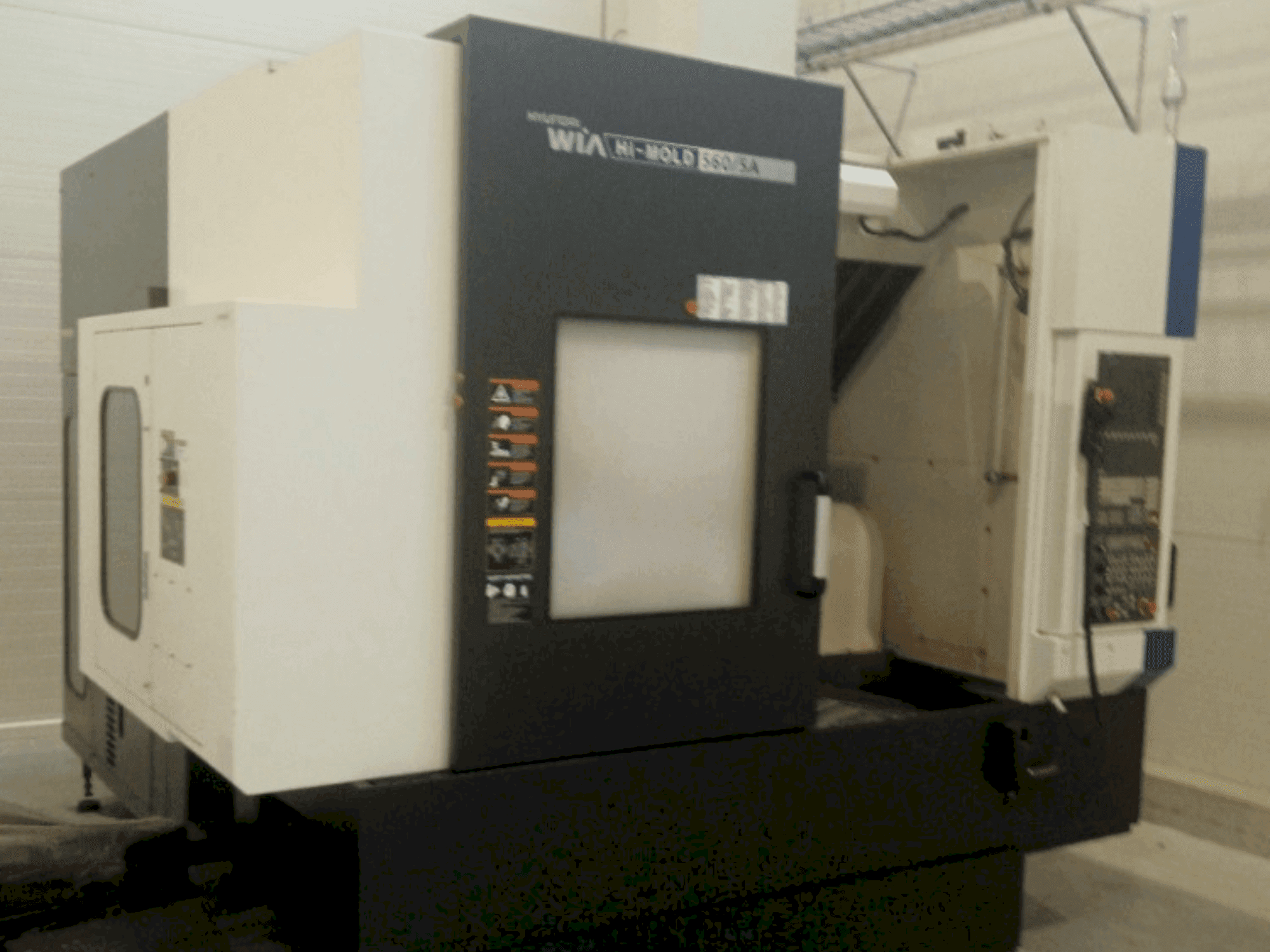 Vue de face de la machine Hyundai Wia Hi-MOLD 560/5A