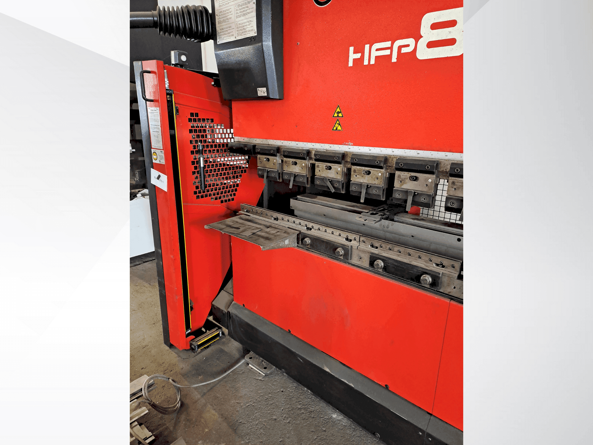 Vue de face de la machine AMADA HFP 80-25