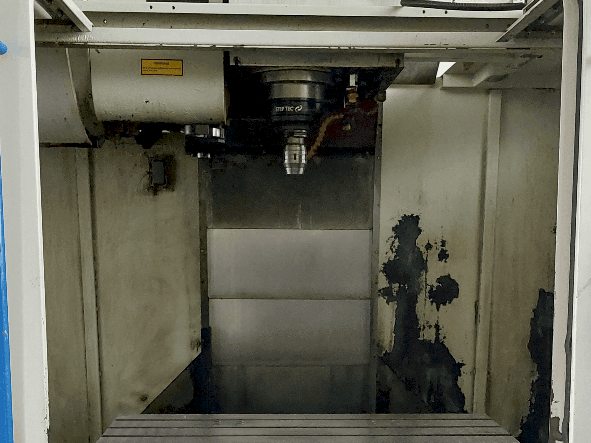 Vue de face de la machine MIKRON VCE 1000 Pro-X