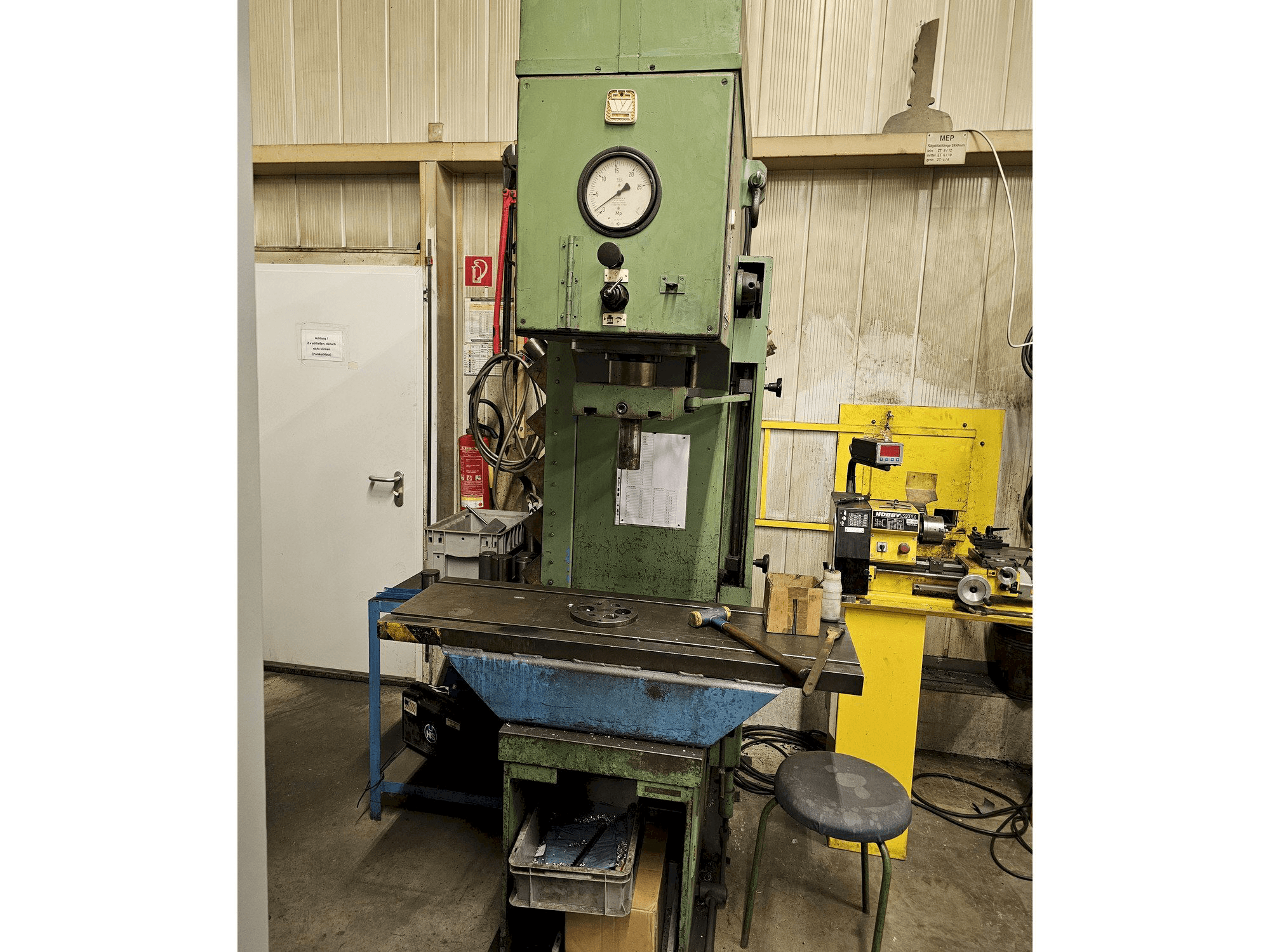 Vue de face de la machine VEB PYE/25/1