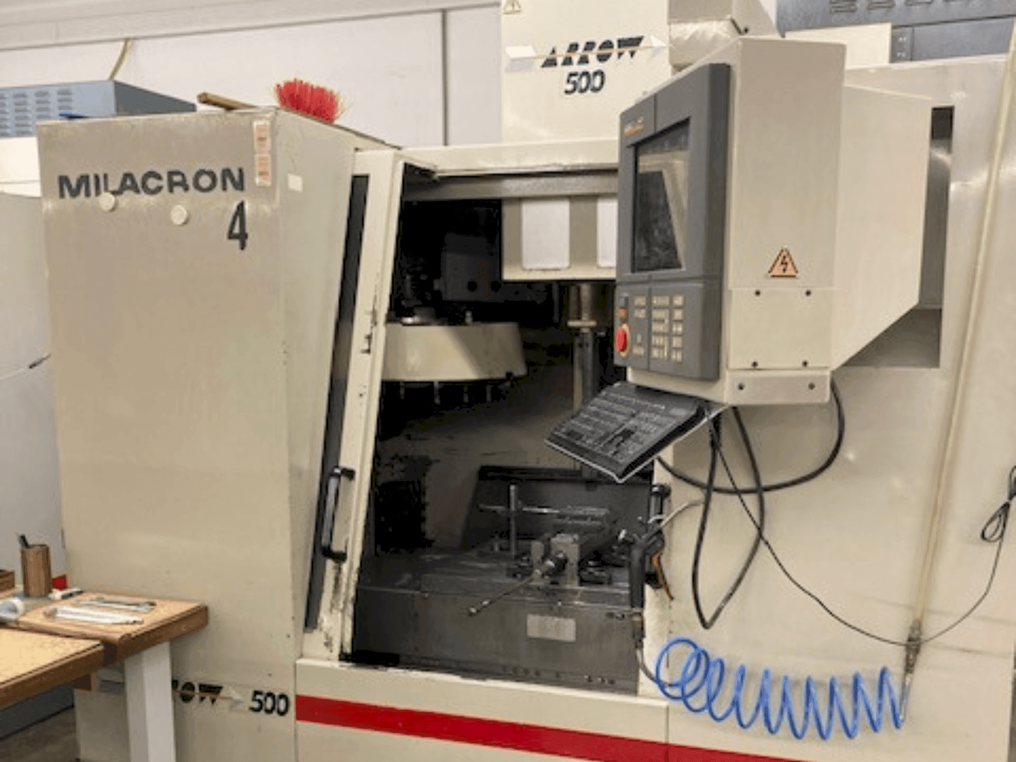 Vue de face de la machine Cincinnati Milacron Arrow 500