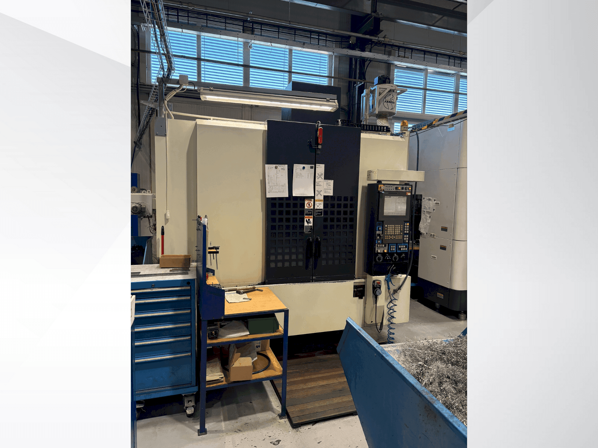 Vue de face de la machine Makino S56