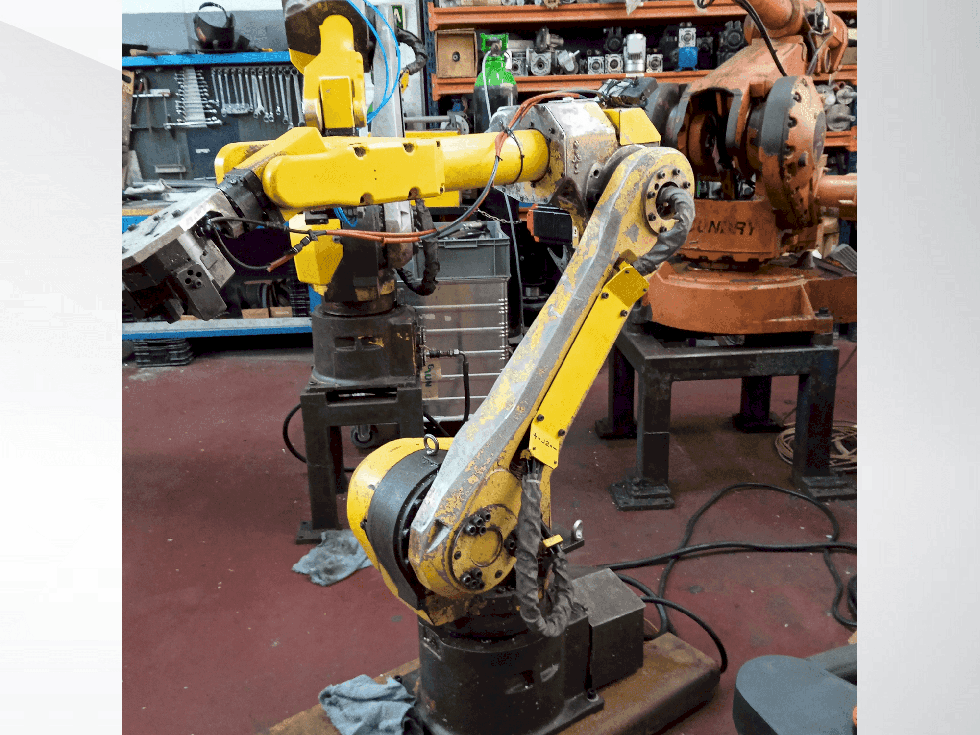 Vue de face de la machine FANUC M-16iB