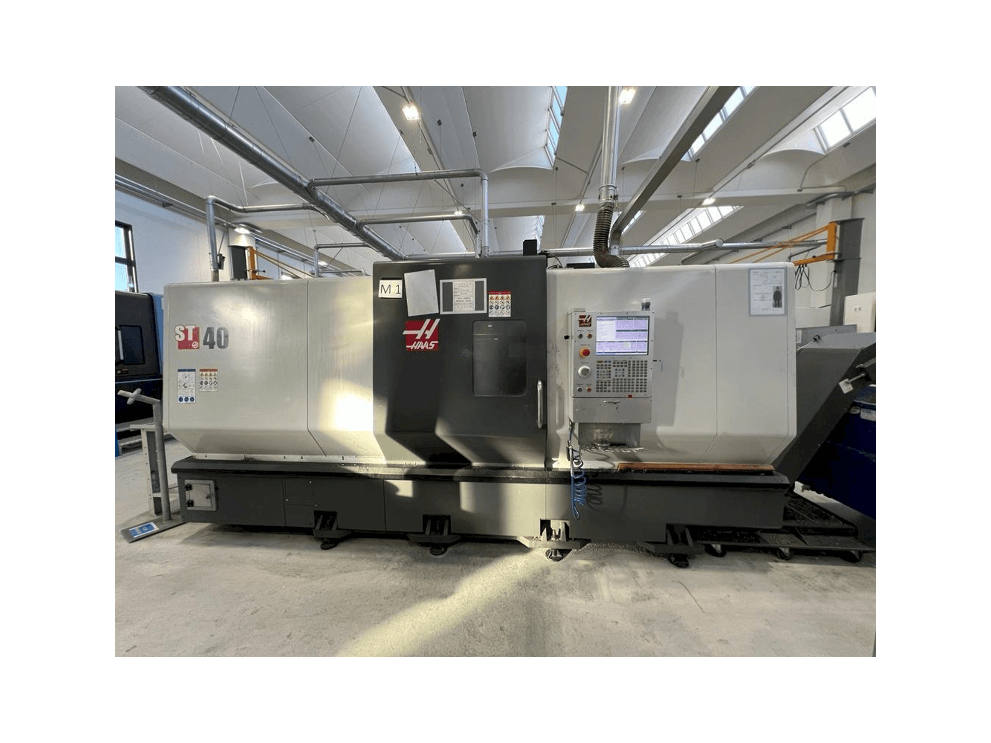 Vue de face de la machine HAAS ST-40