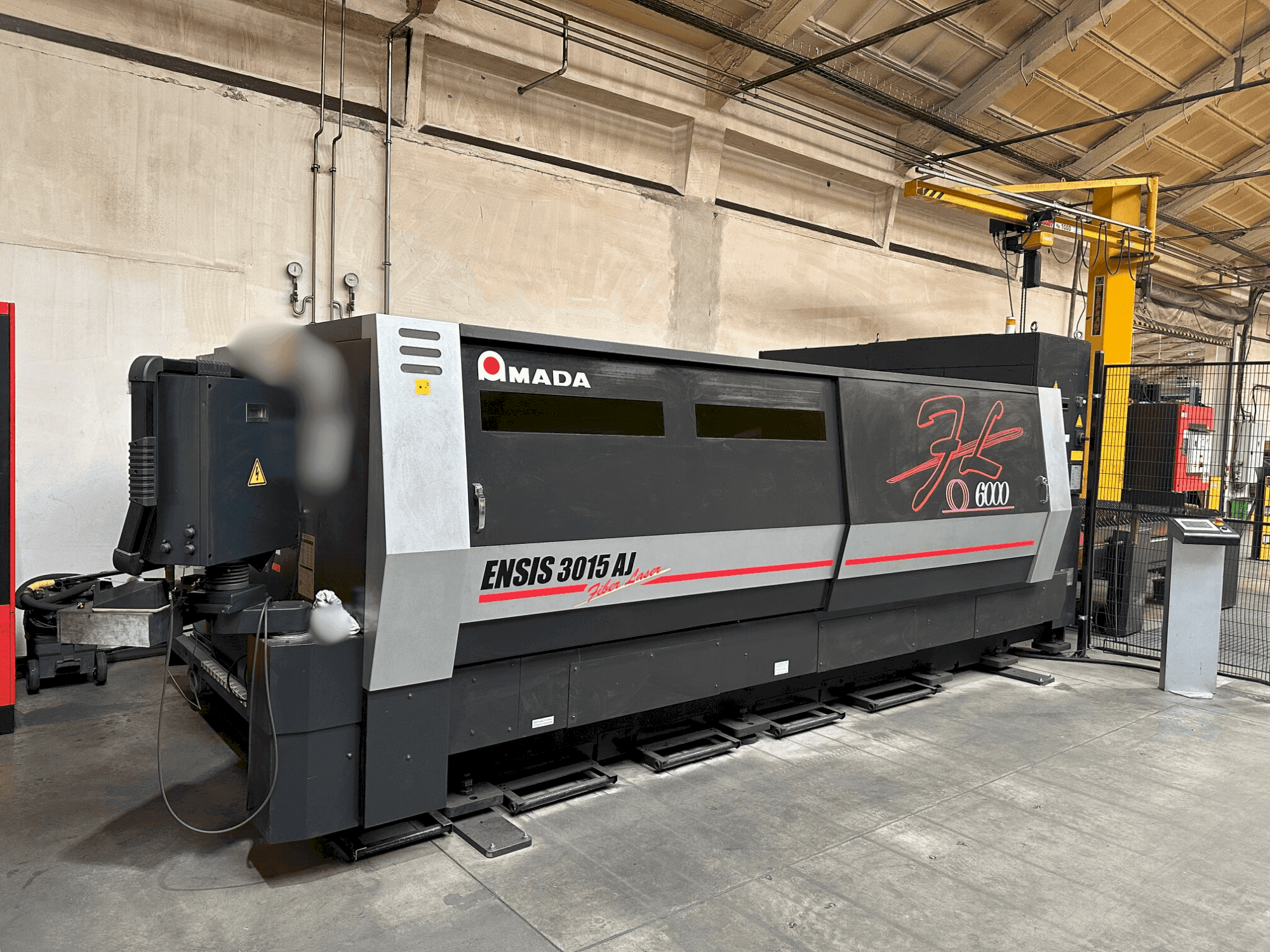 Vue de face de la machine AMADA ENSIS-3015 AJ