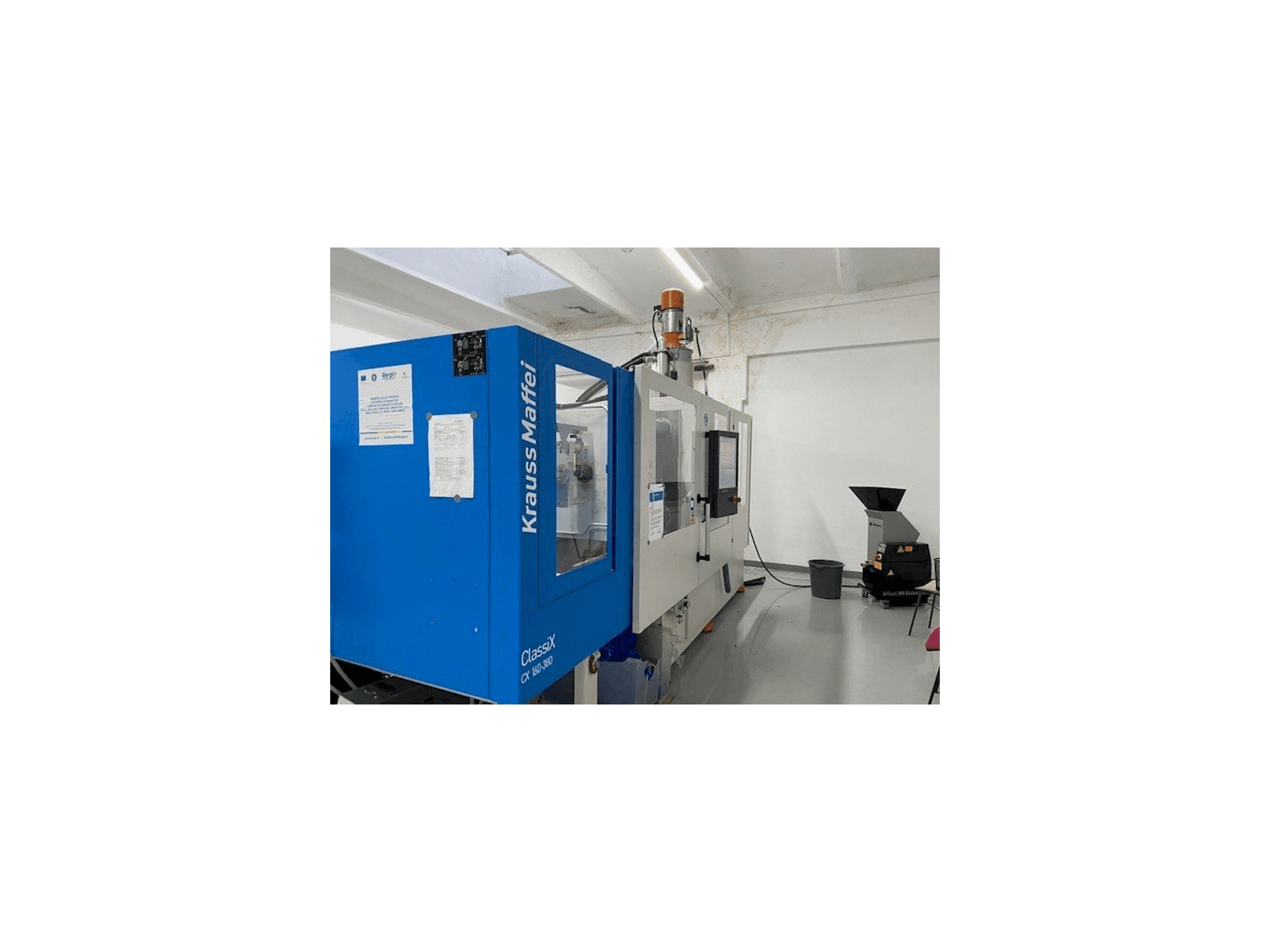 Vue latérale gauche de la machine Krauss Maffei ClassiX CX 160-380