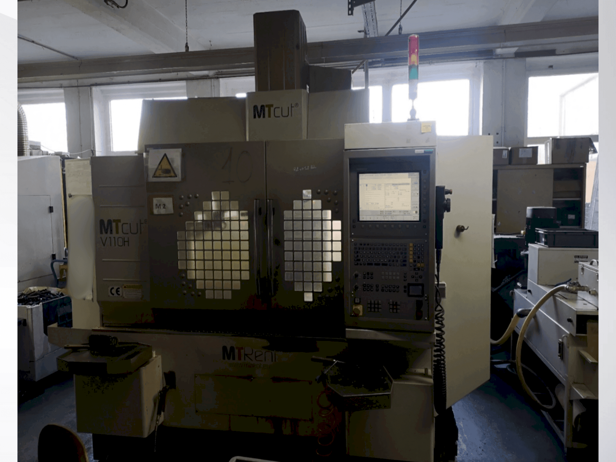 Vue de face de la machine MTcut V110H