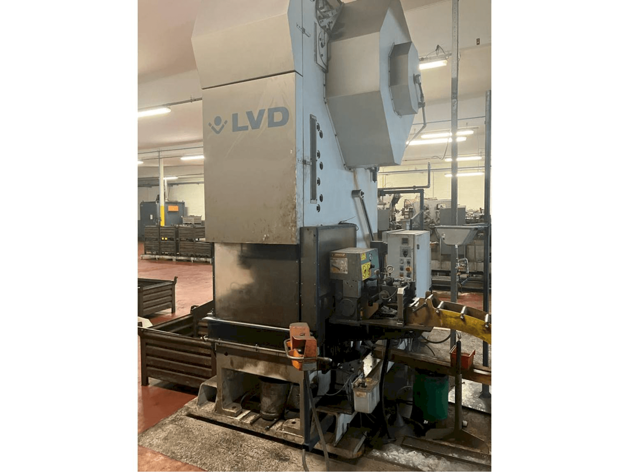 Vue de face de la machine LVD DVDF 160T