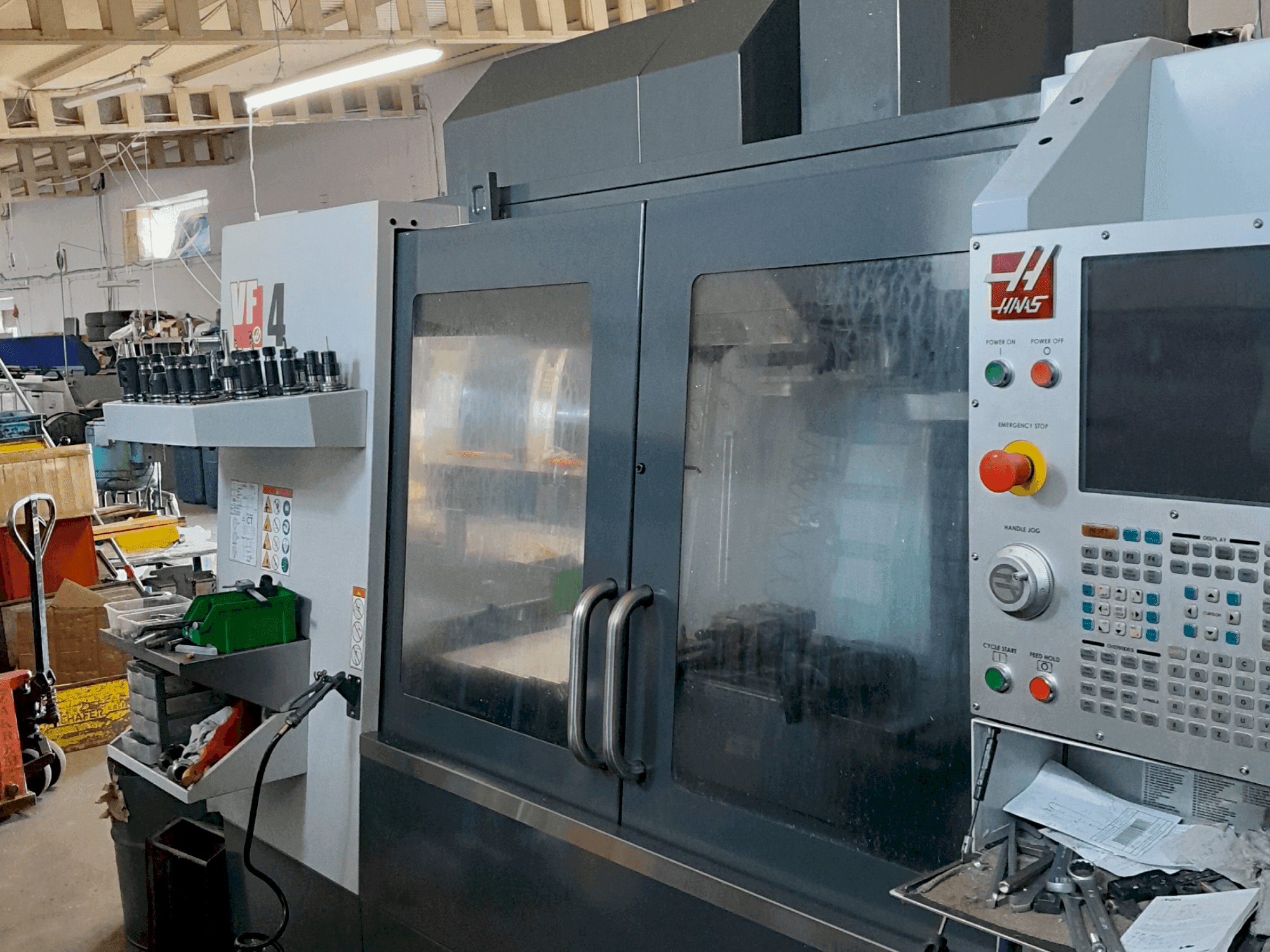 Vue de face de la machine HAAS VF-4