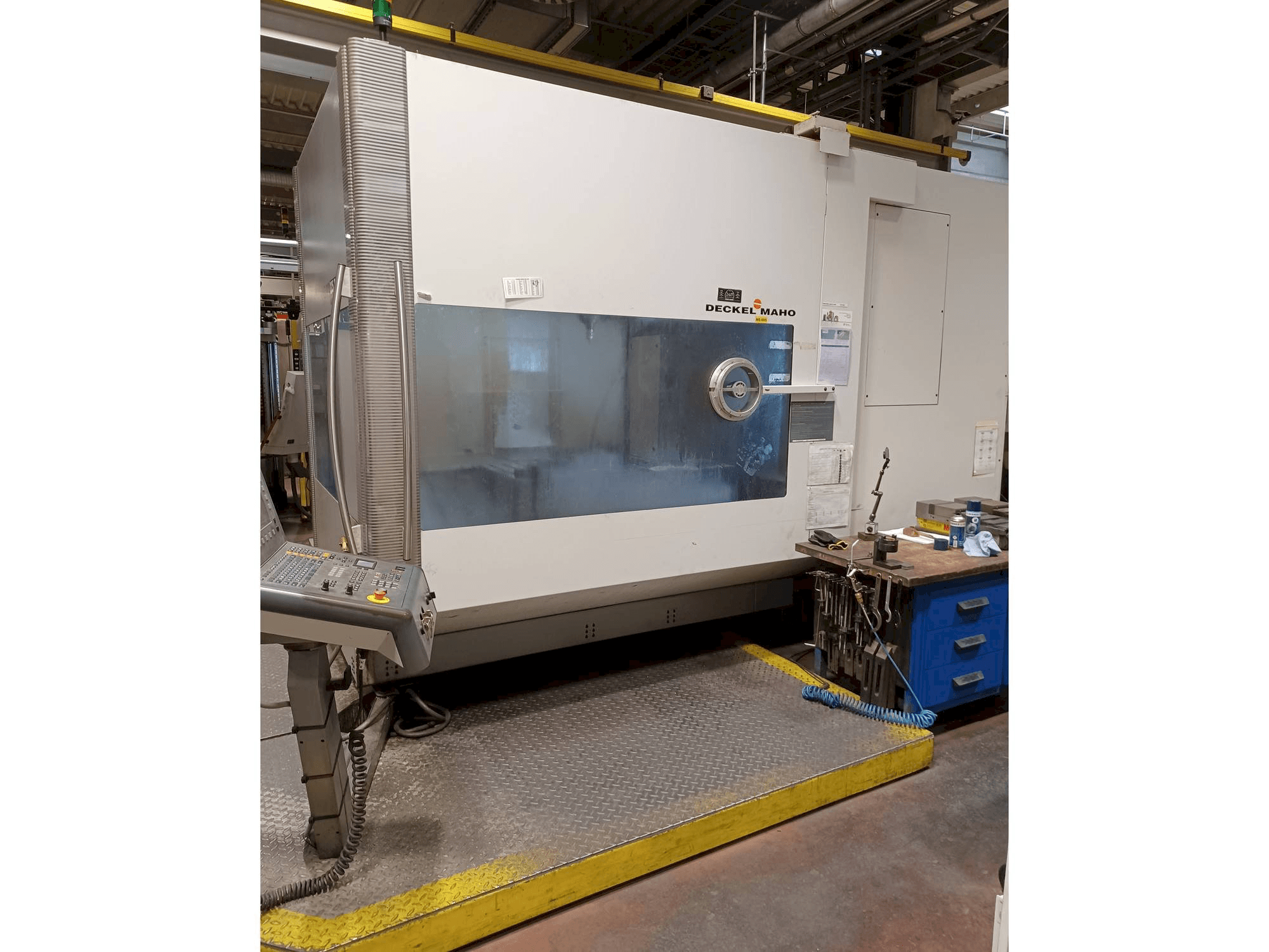 Vue de face de la machine DECKEL MAHO DMU 125 T hi-dyn