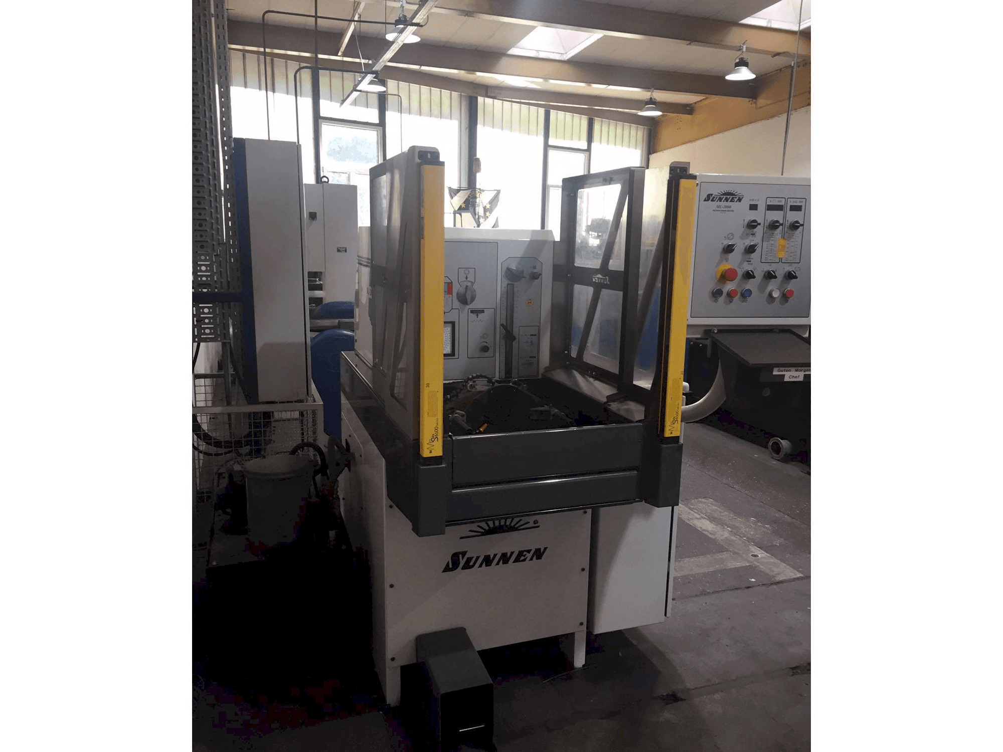 Vue de face de la machine Sunnen ML-2000