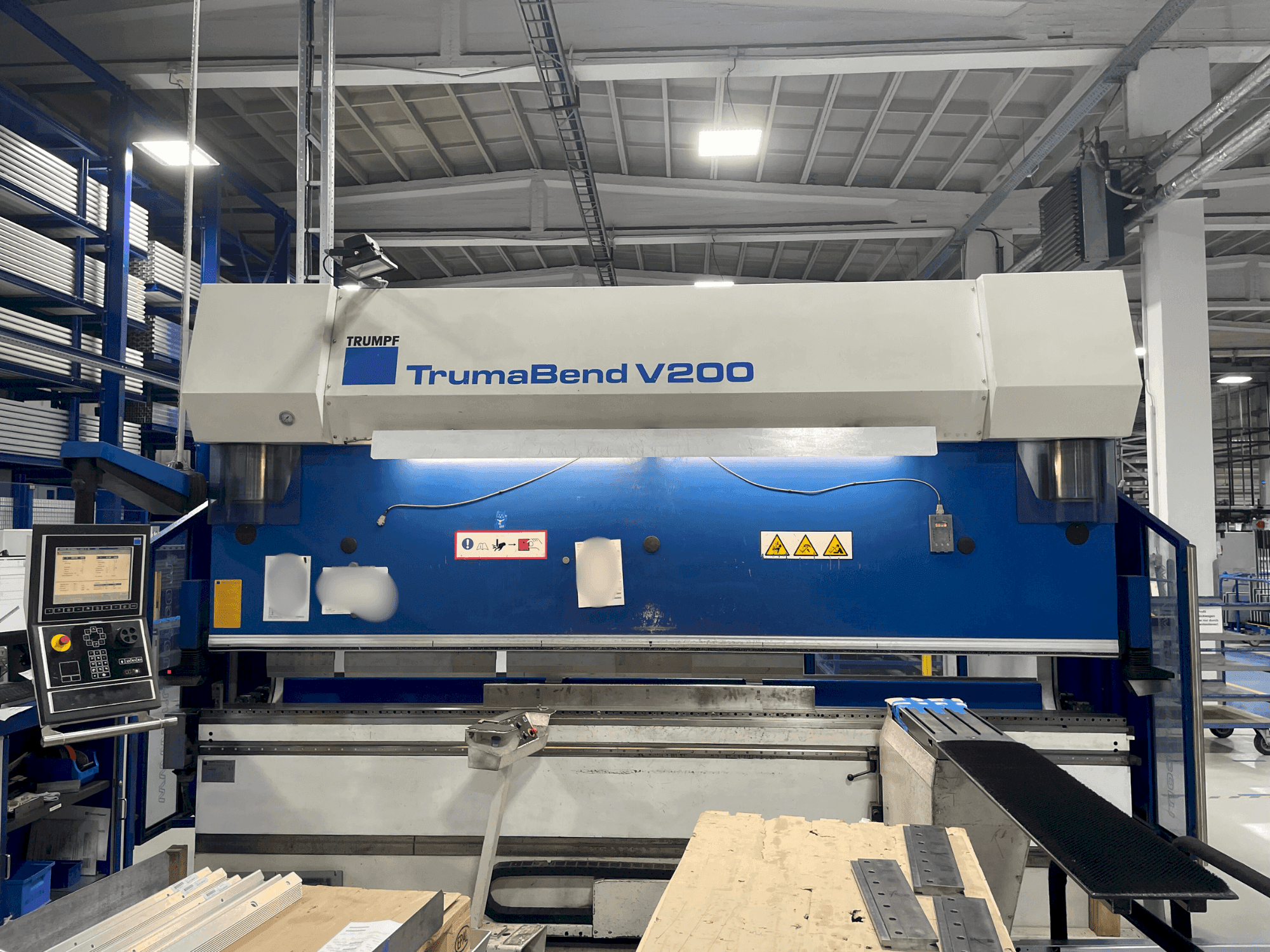 Vue de face de la machine TRUMPF TrumaBend V200