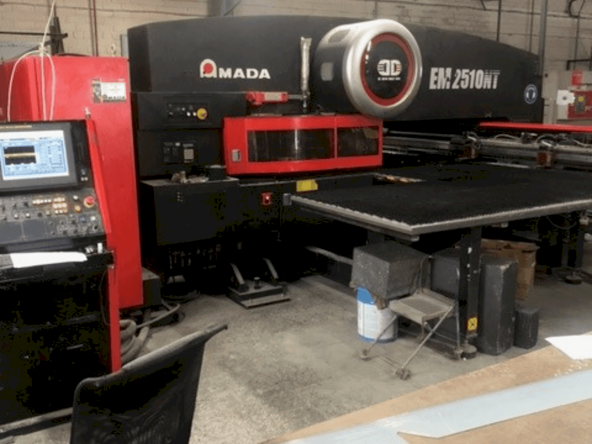 Vue de face de la machine AMADA EM2510NT