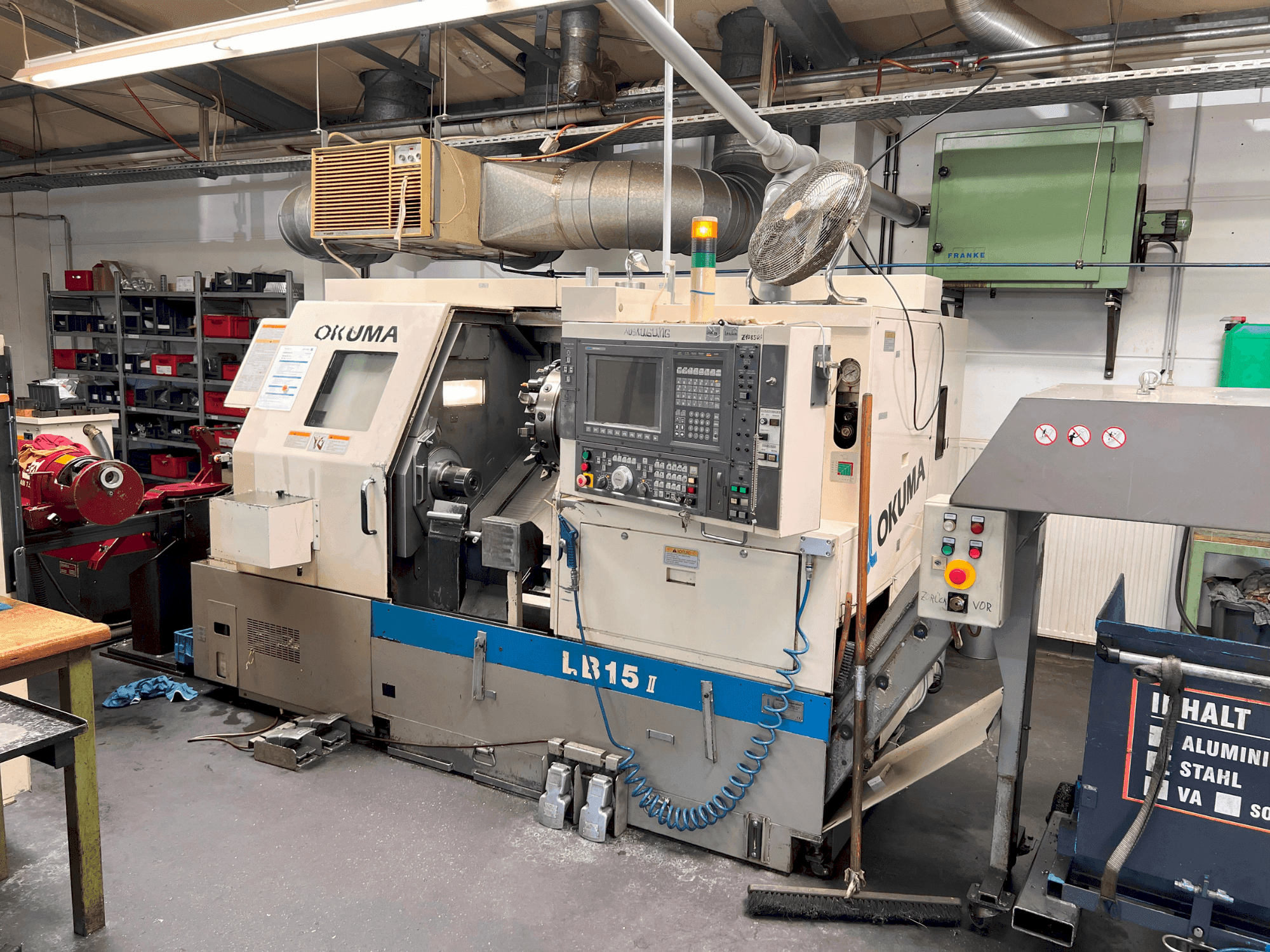 Vue de face de la machine Okuma LB15II