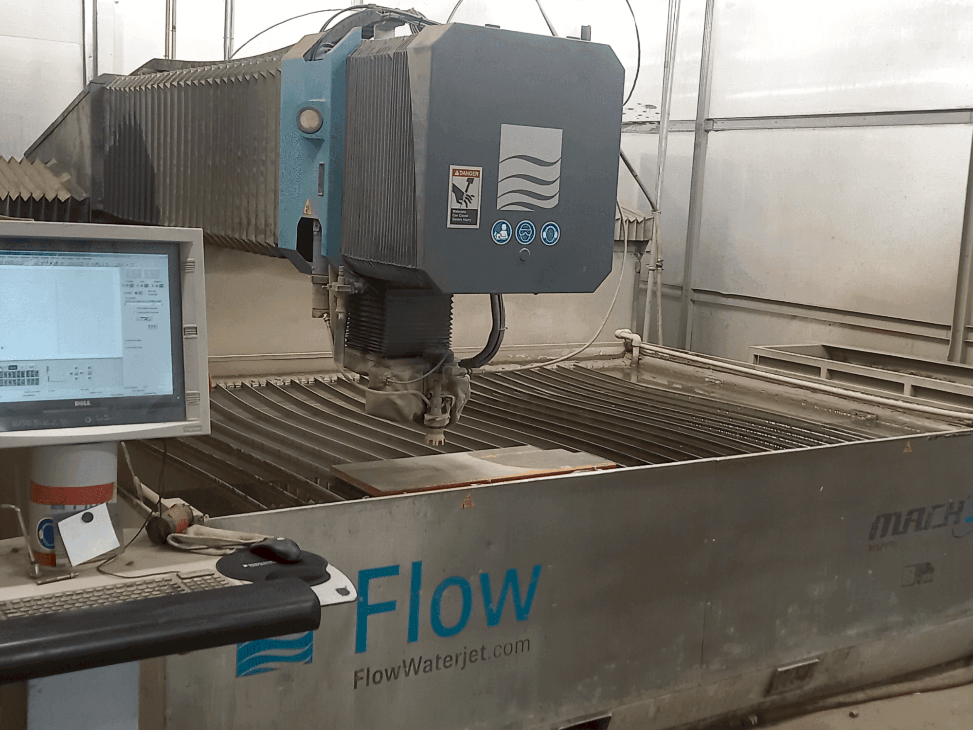 Vue de face de la machine Flow Mach 3-3020b