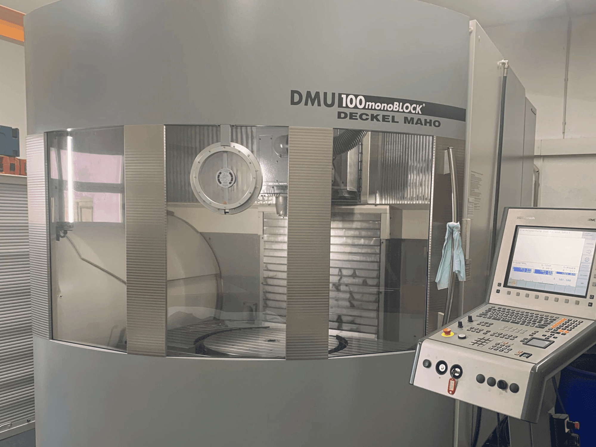 Vue de face de la machine DMG DECKEL MAHO 100T Monoblock