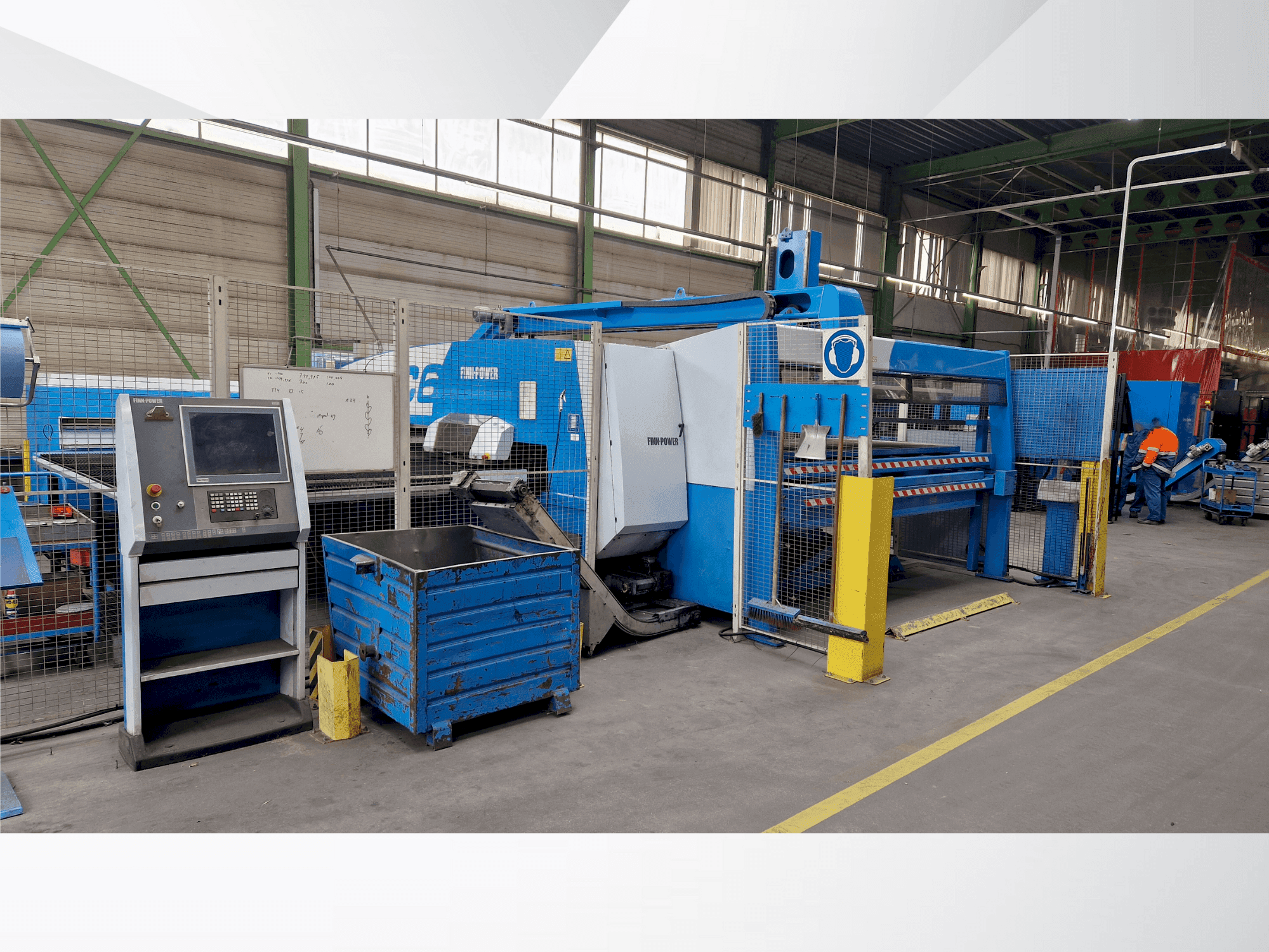 Vue de face de la machine Finn-Power C6