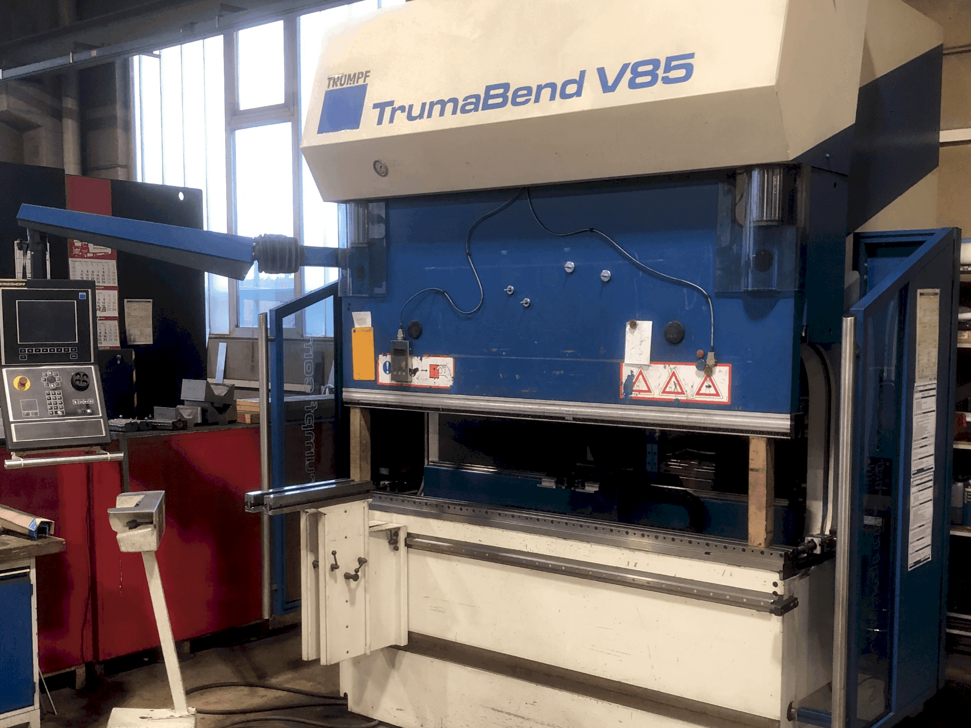 Vue de face de la machine TRUMPF TrumaBend V85X