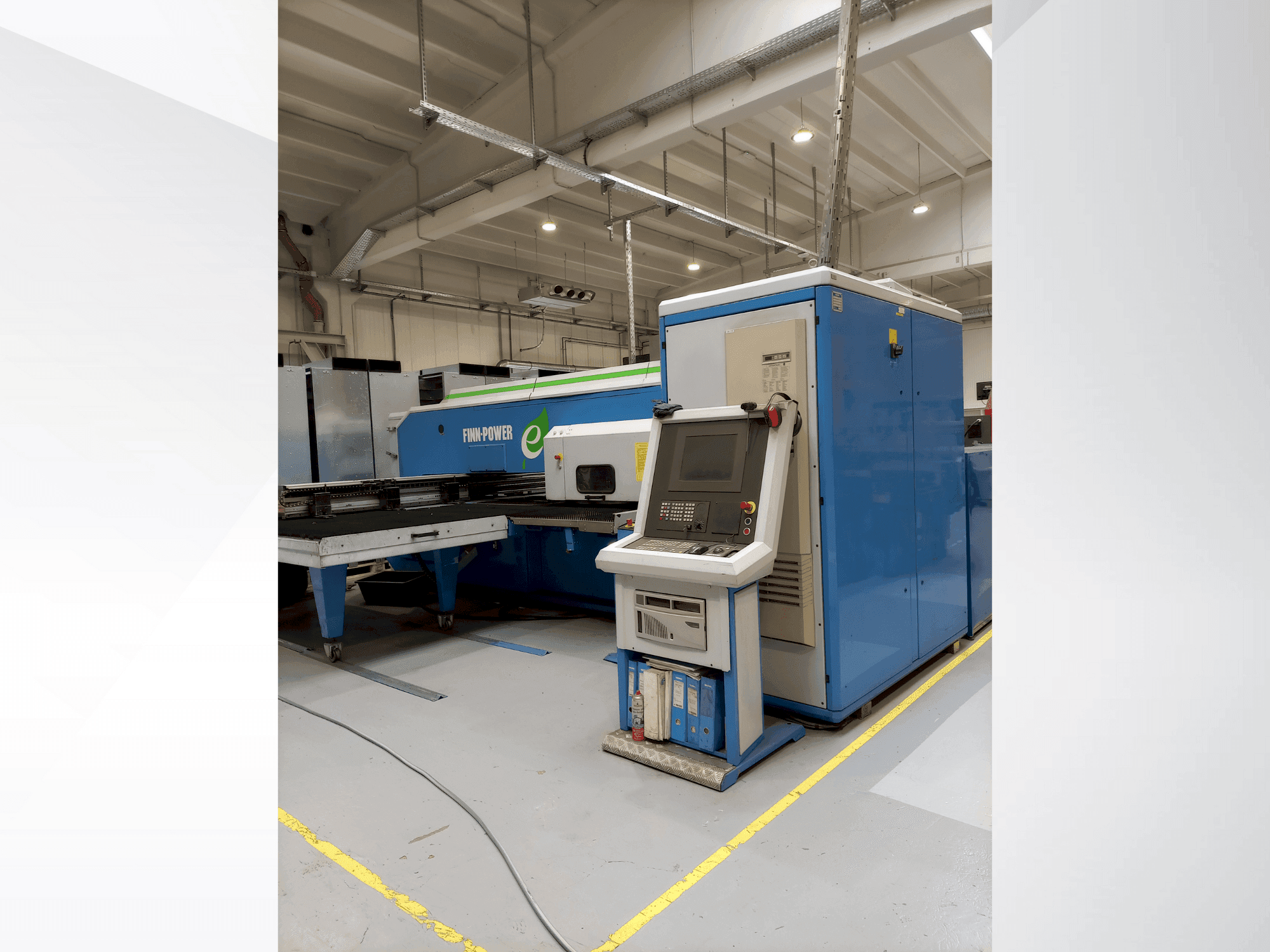 Vue de face de la machine Finn-Power E5 U