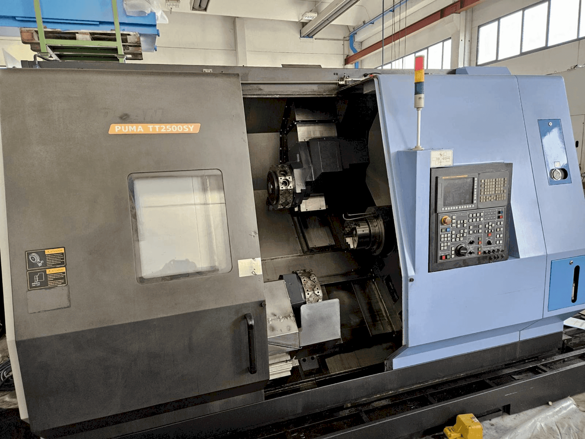 Vue de face de la machine DOOSAN TT2500SY
