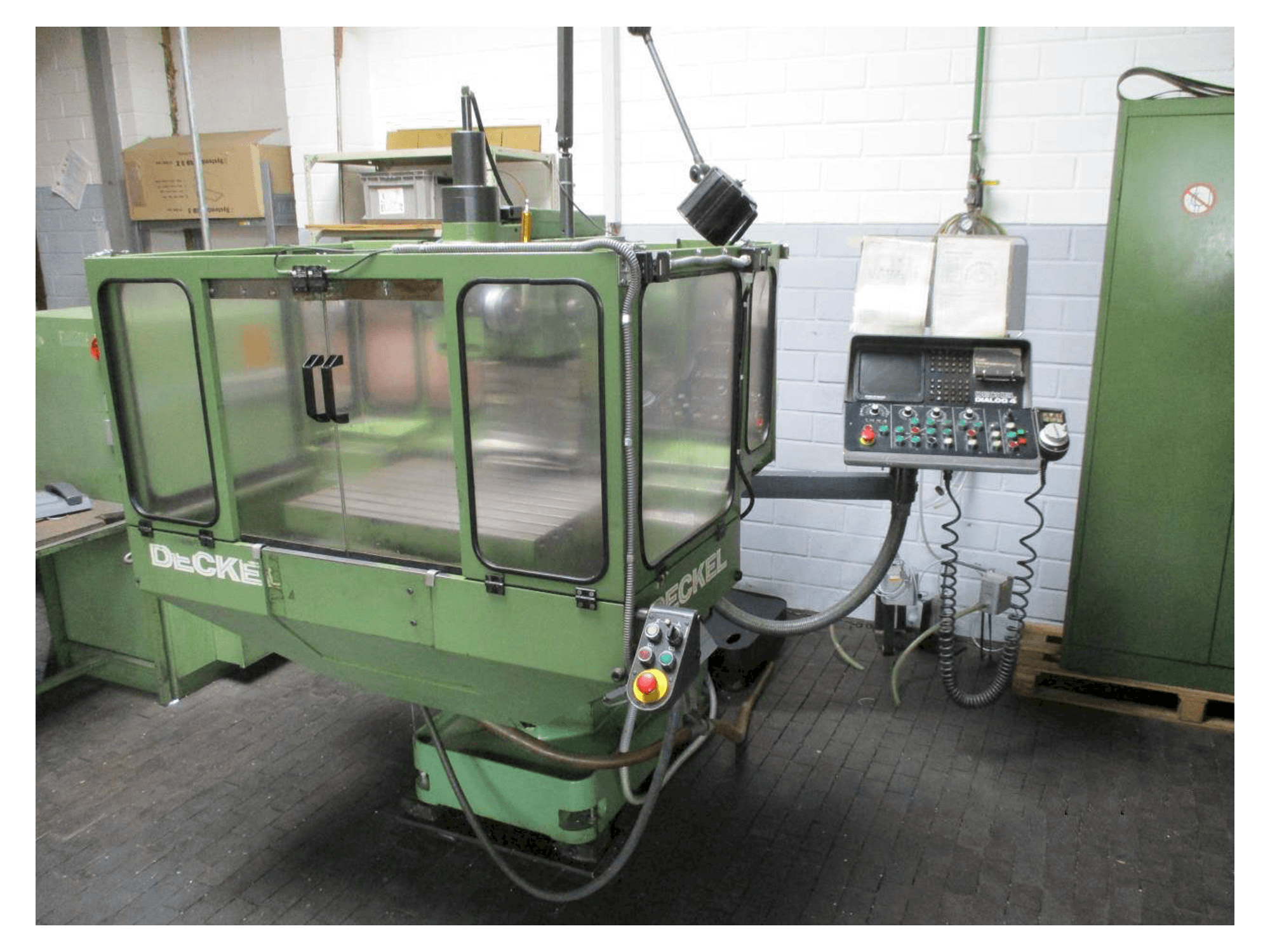 Vue de face de la machine DECKEL FP 3NC