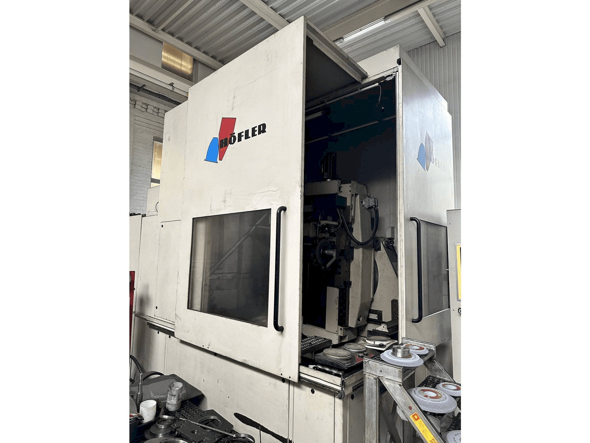 Vue de face de la machine HOFLER NOVA CNC 1000