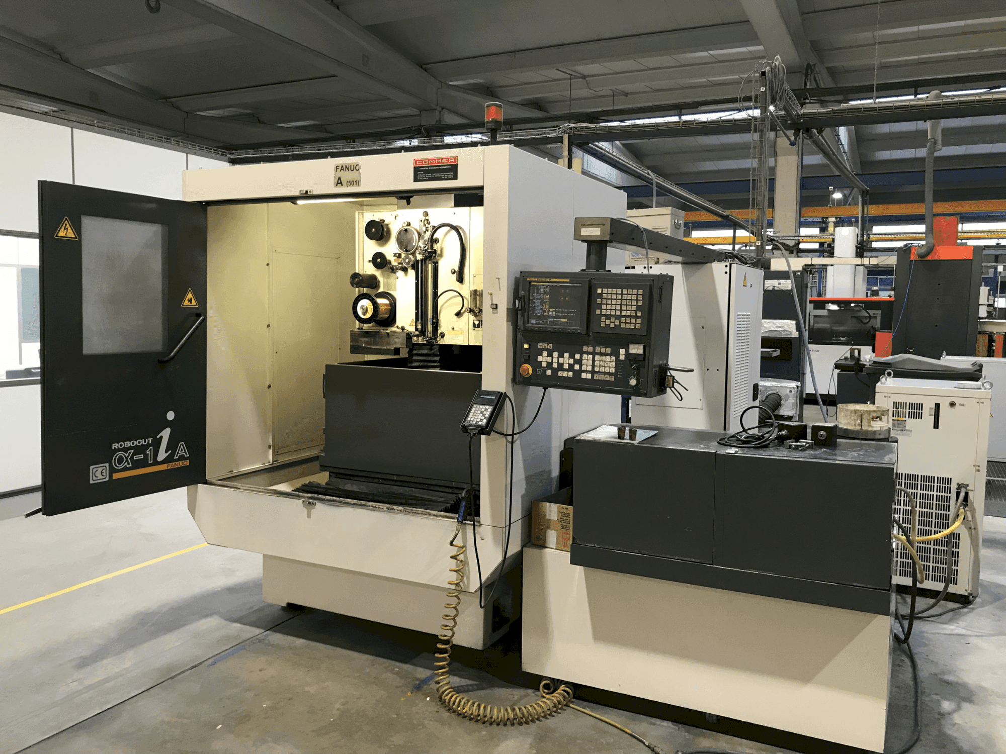 Vue de face de la machine FANUC ROBOCUT α-1iA