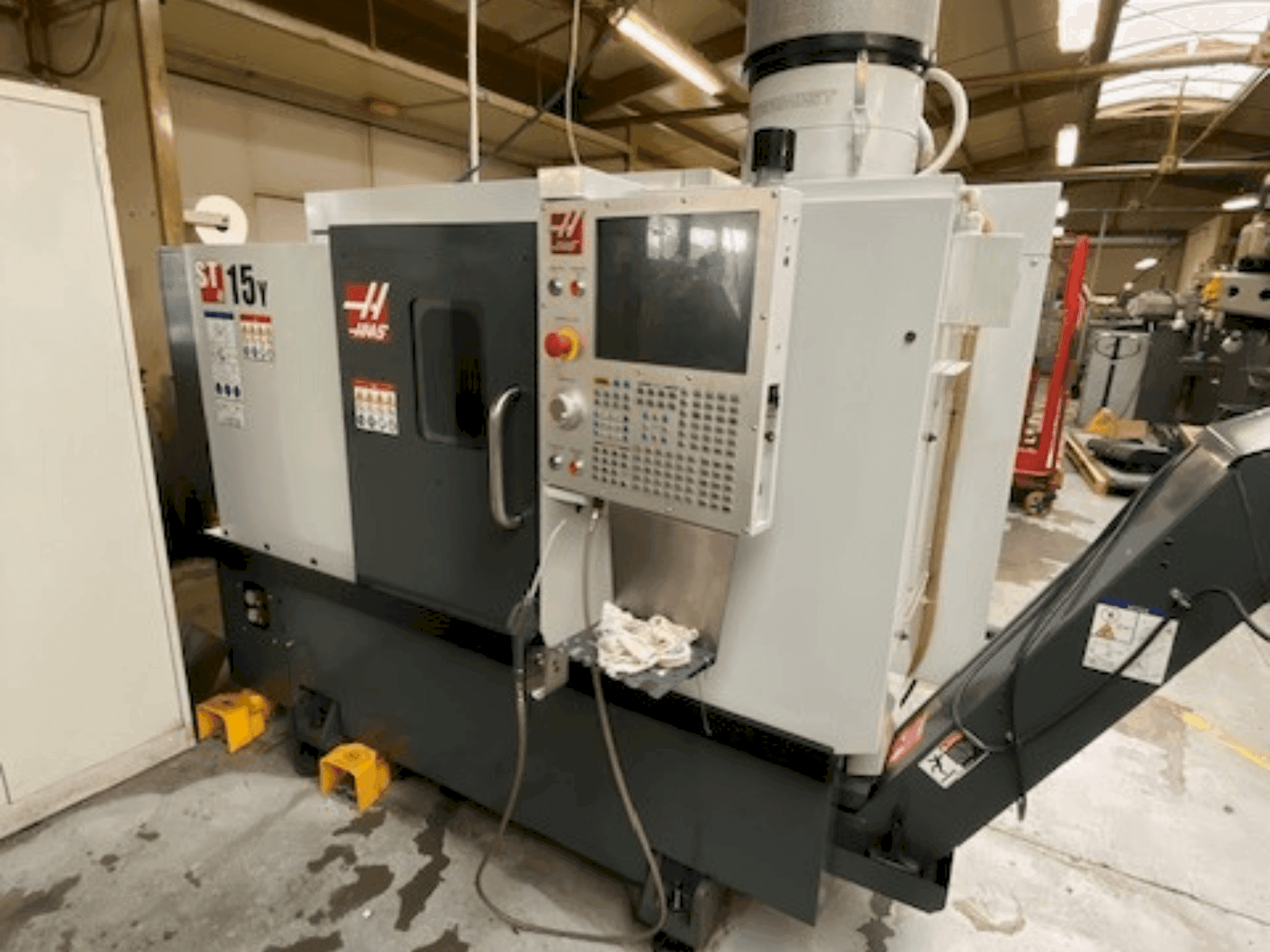 Vue de face de la machine HAAS ST-15Y