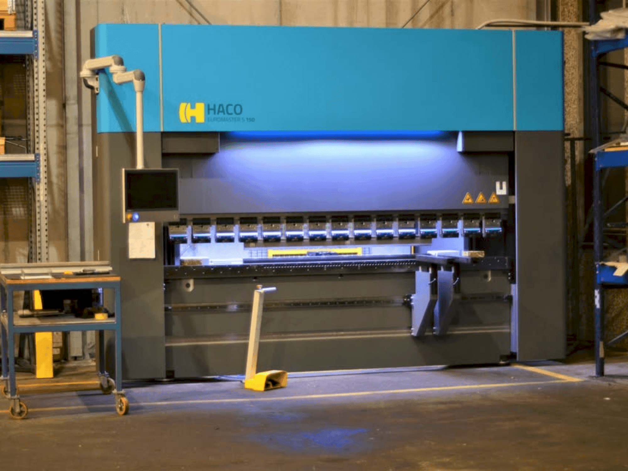 Vue de face de la machine HACO Euromaster S 30150