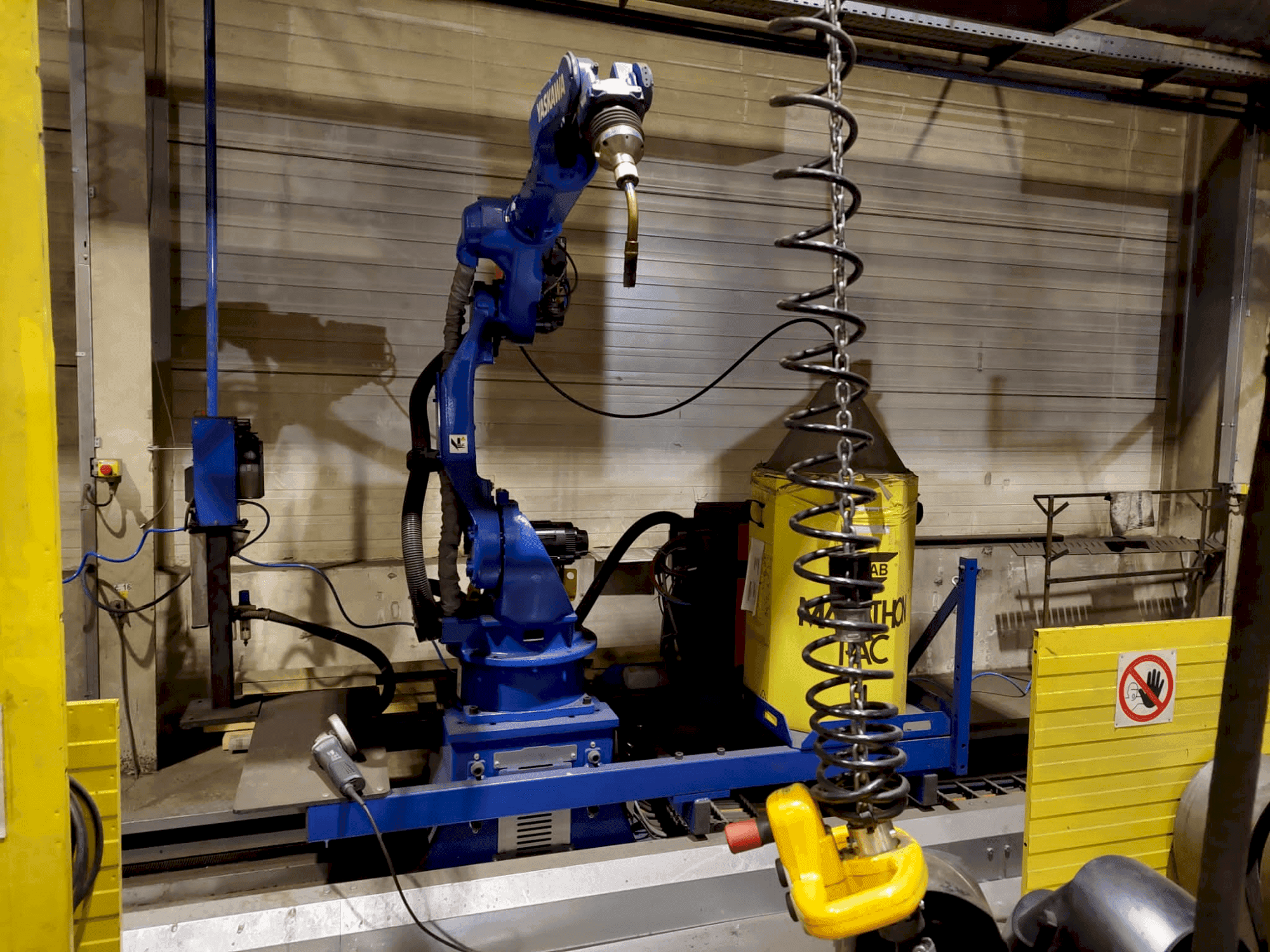 Vue de face de la machine Yaskawa MA2010 Welding Station