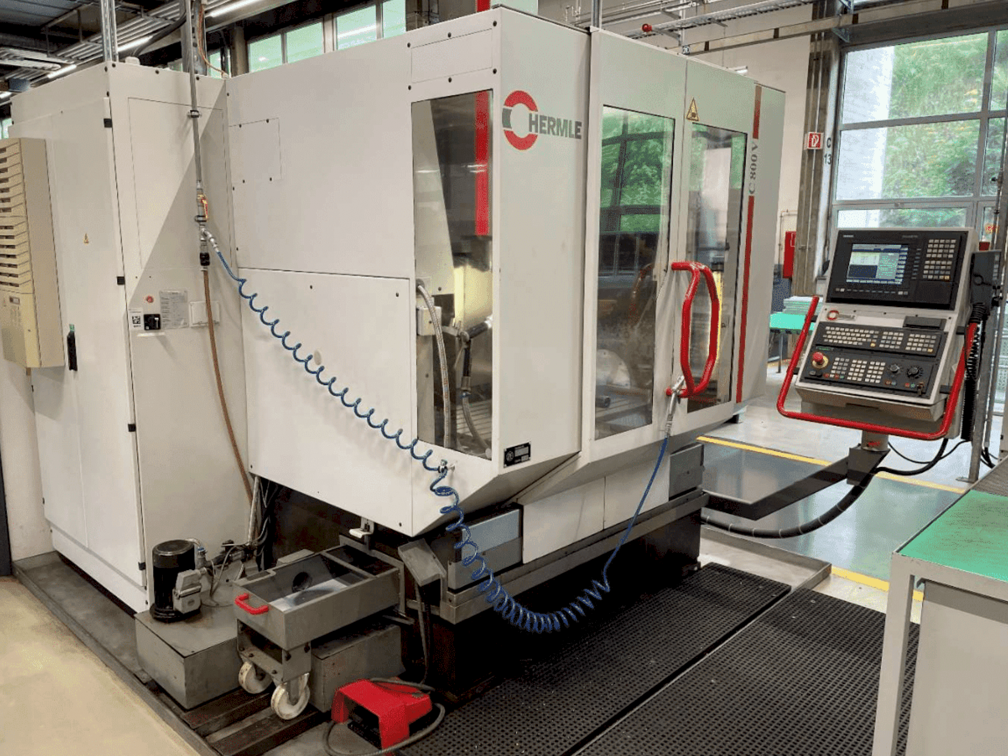 Vue de face de la machine HERMLE C800V