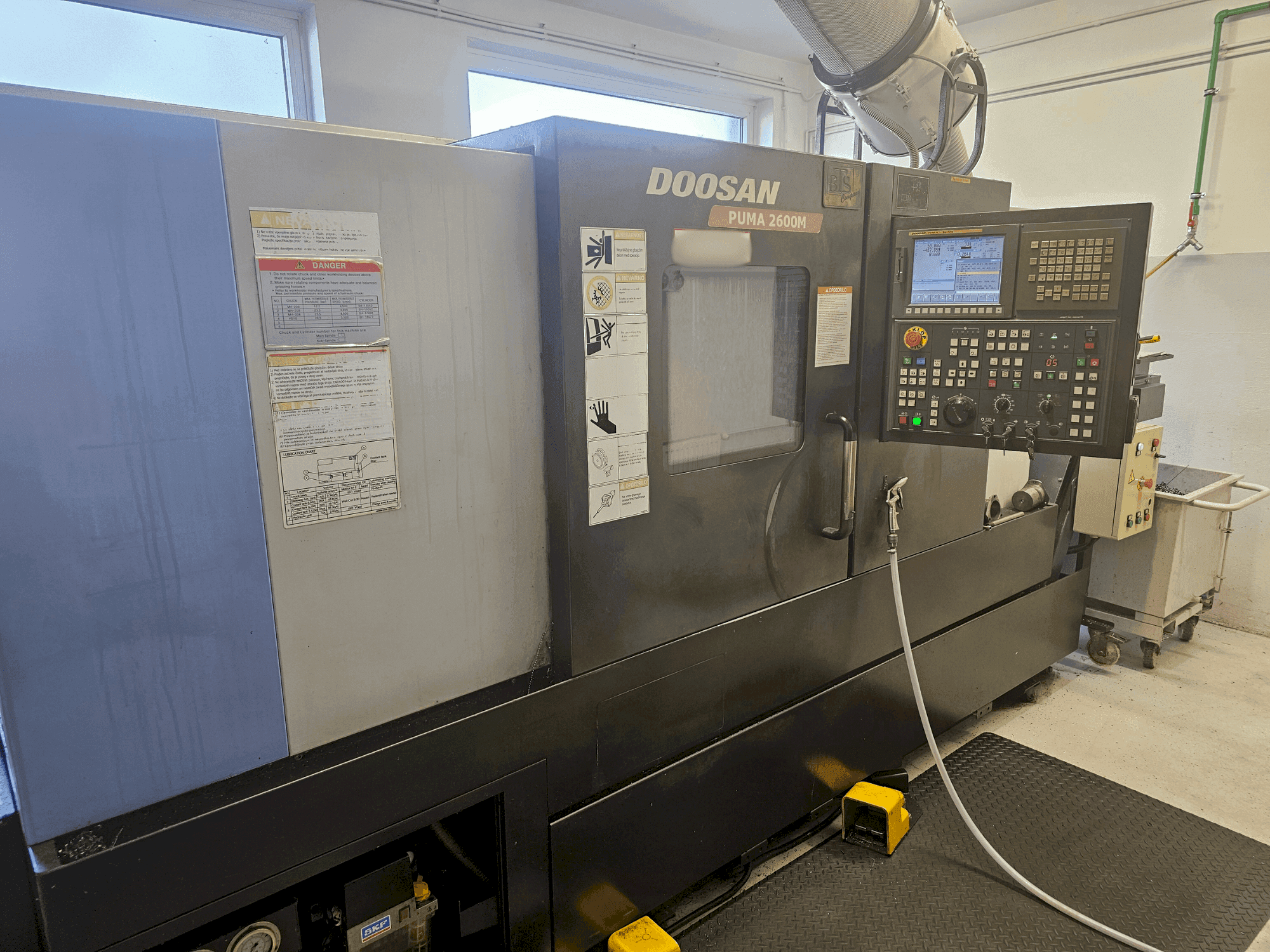 Vue de face de la machine DOOSAN Puma 2600M