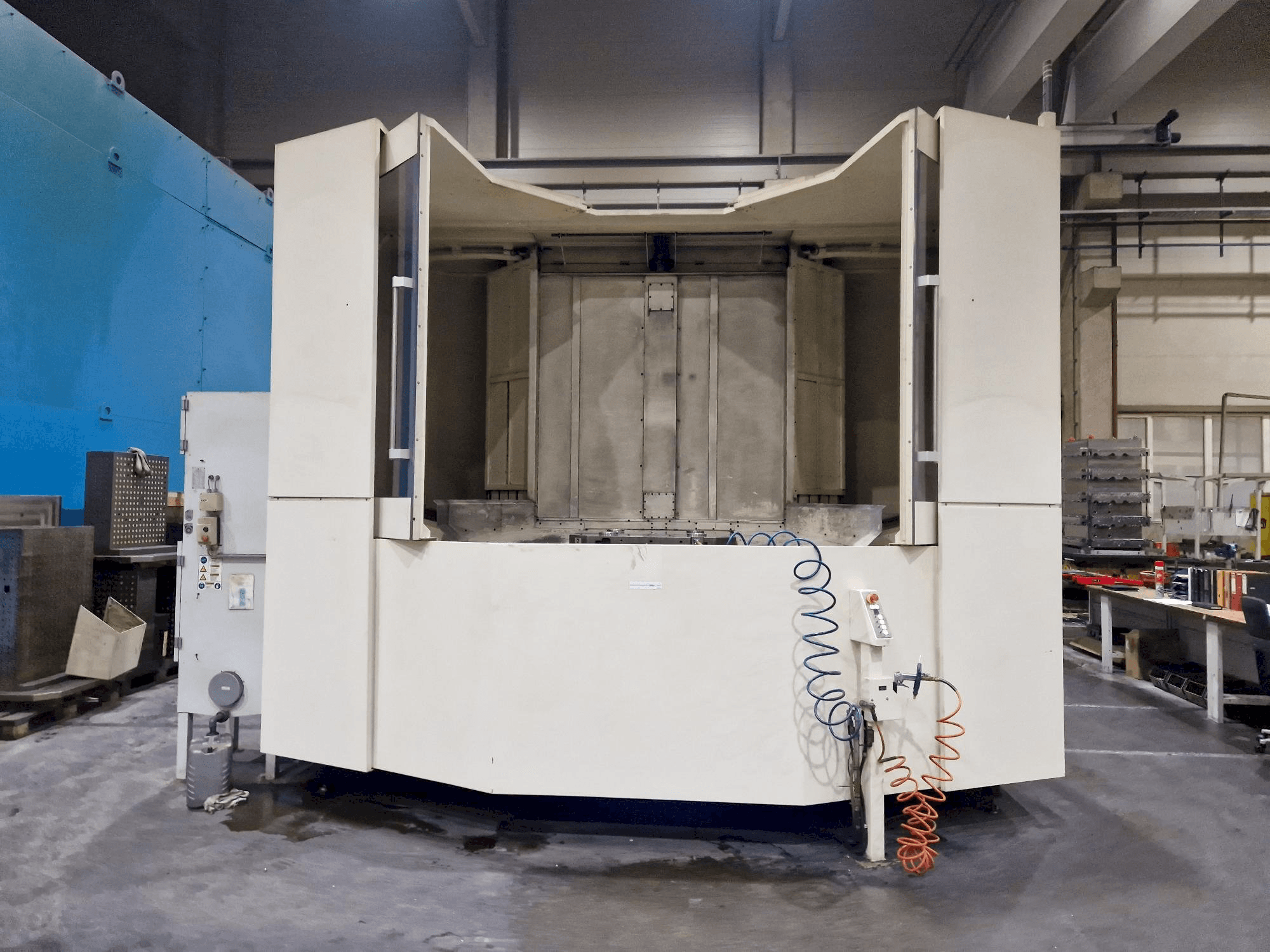Vue de face de la machine Makino a120nx